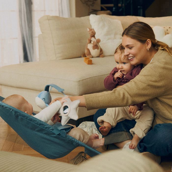 Hamaca mecedora Kinderkraft MIMI con movimiento de balanceo natural – Arnés de seguridad de 3 puntos, respaldo ajustable en 3 posiciones, Nordic Breeze