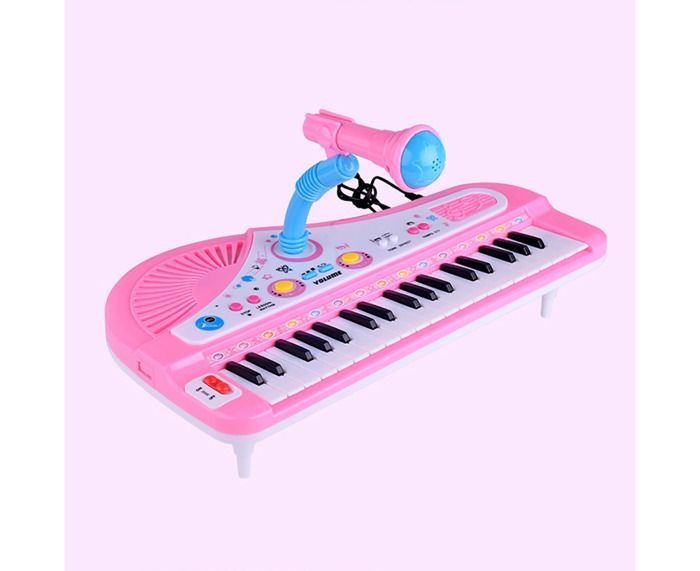 Piano electrónico de 37 teclas con micrófono para niños que aprenden a tocar un instrumento musical.