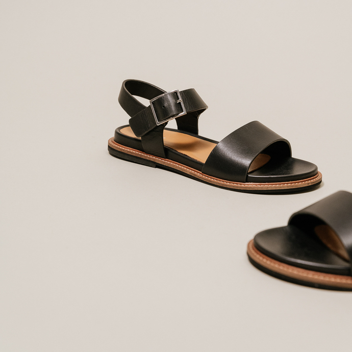 Sandales à brides et bouts ouverts  en cuir noir