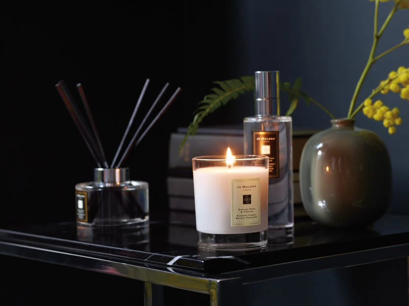Mirisna svijeća s mirisom engleske kruške i frezije 200 g - Jo Malone London