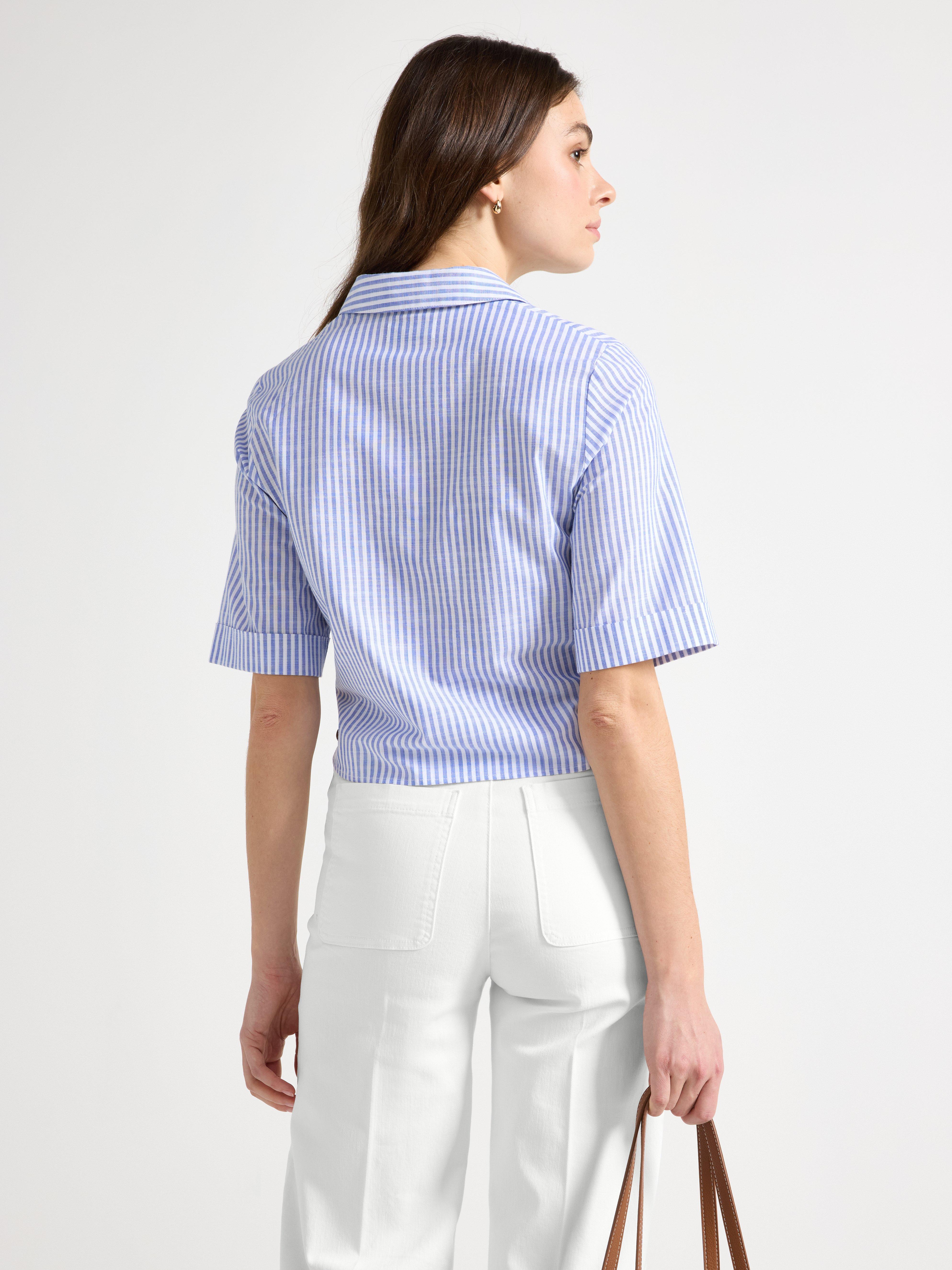 Blusa com amarração na cintura, azul forte.