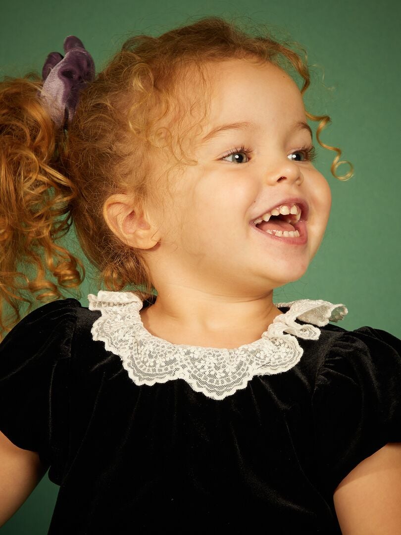 Vestido de veludo com gola de tule bordada - preto