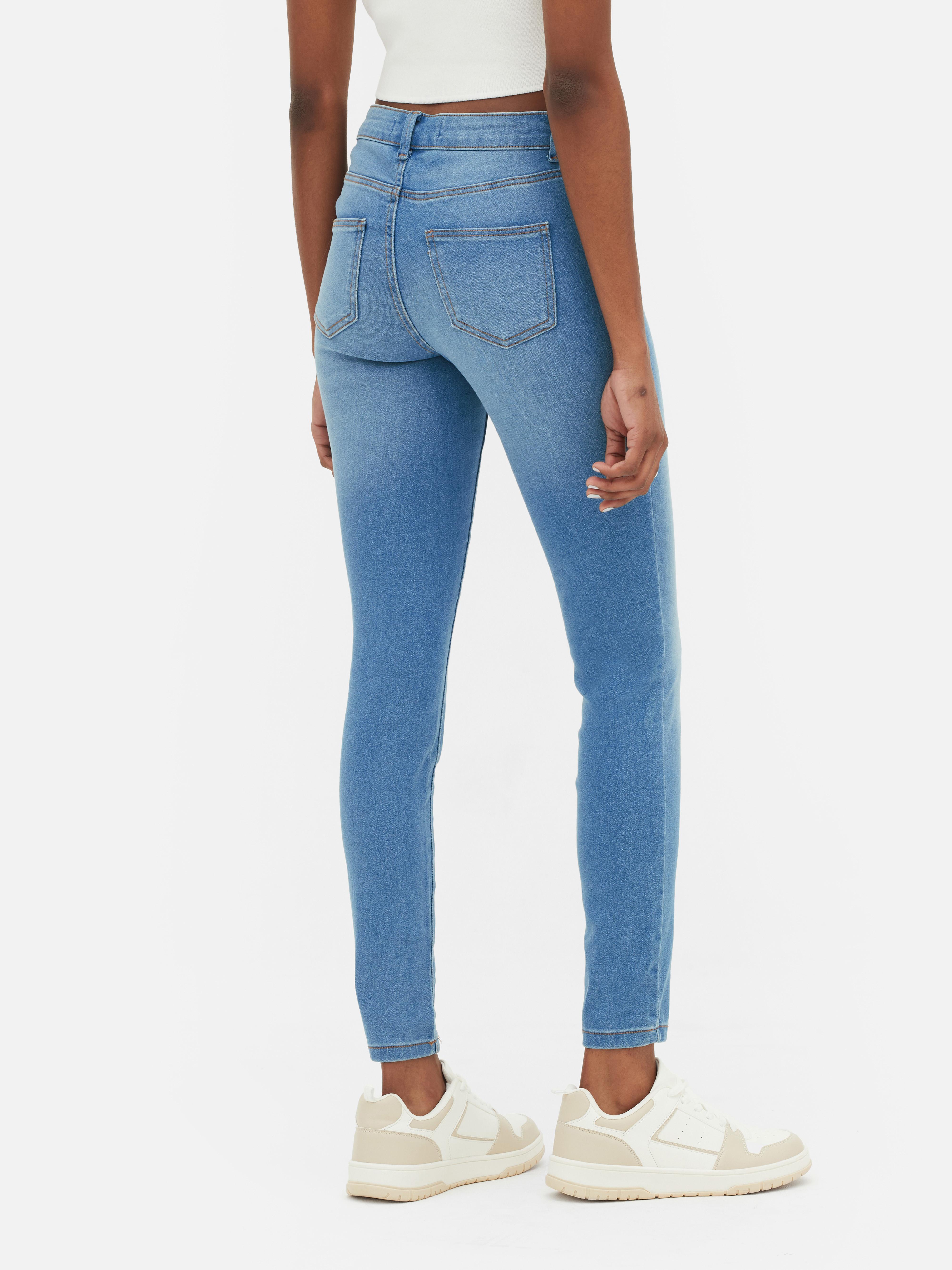 Blugi skinny simpli cu talie medie. Blugii sunt un must-have, iar noi adorăm acest stil mulat.