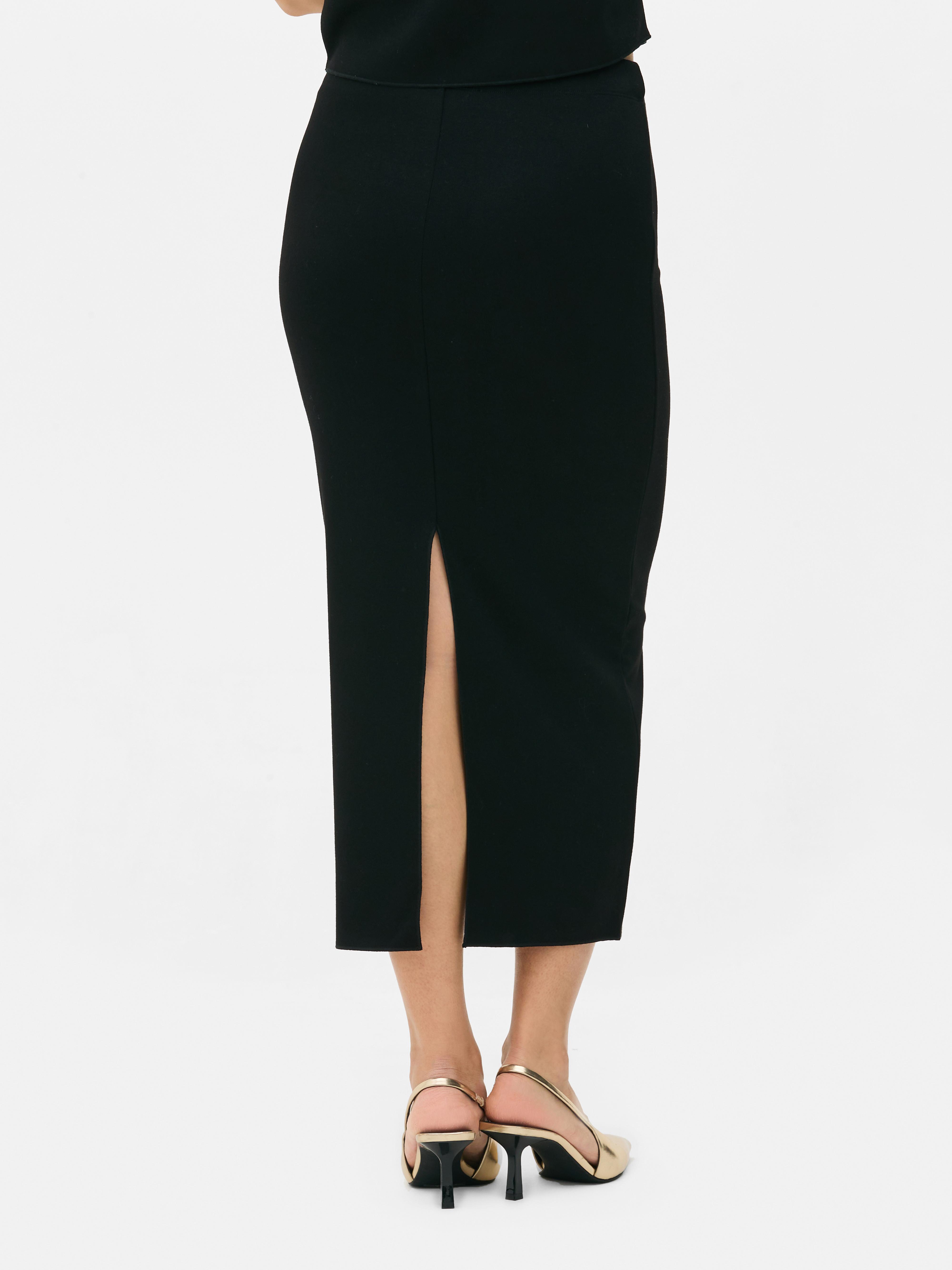 Midi skirt with split hem A midi skirt with extra stretch and a split at the back