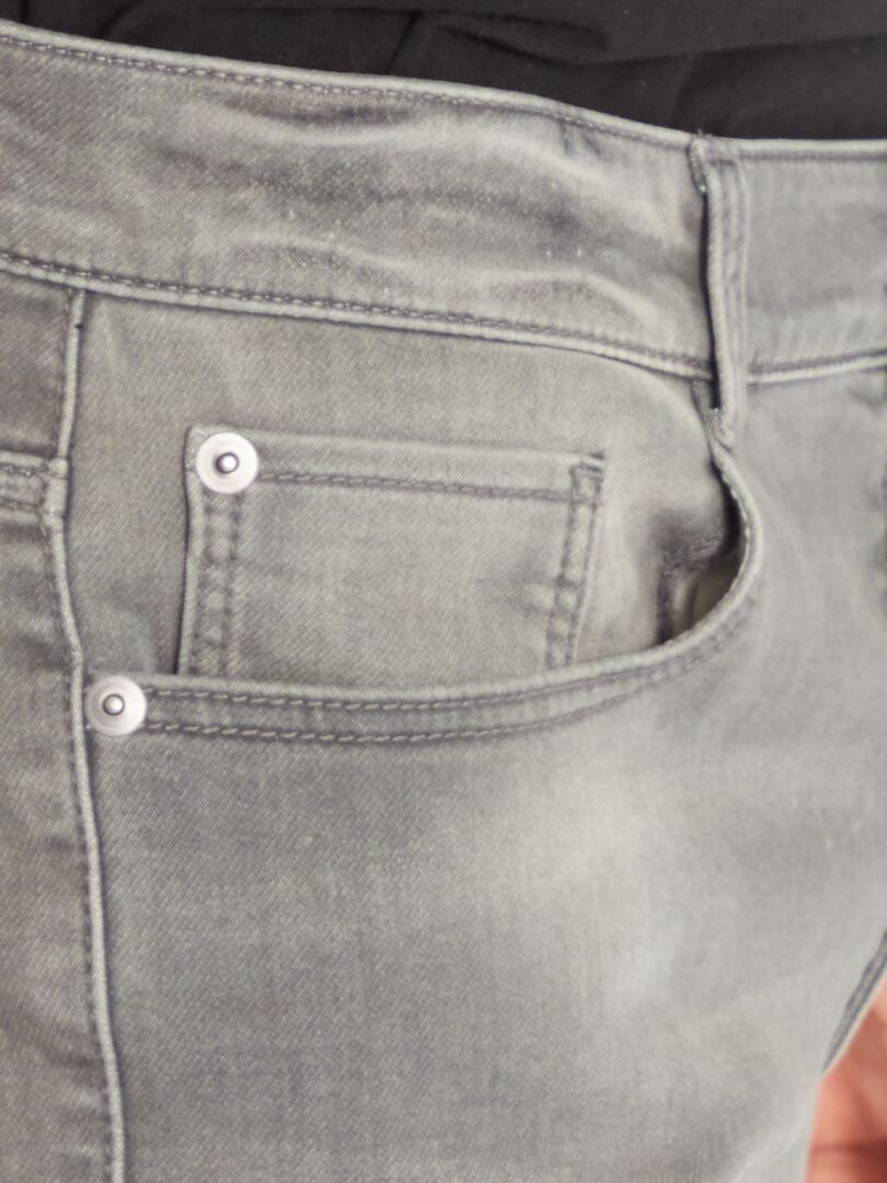 Calça jeans skinny em denim elástico - CINZA