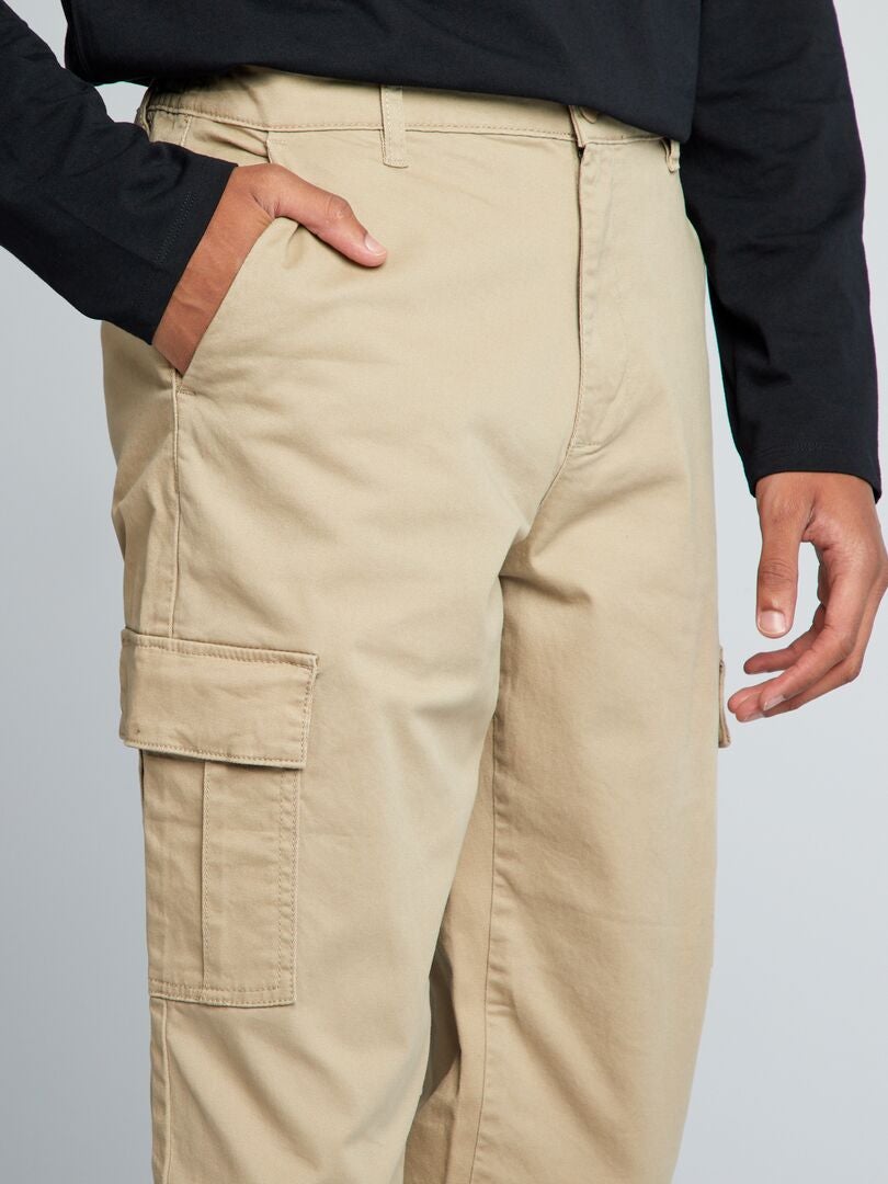Calça reta com bolsos laterais +190 cm - L36 - BEGE