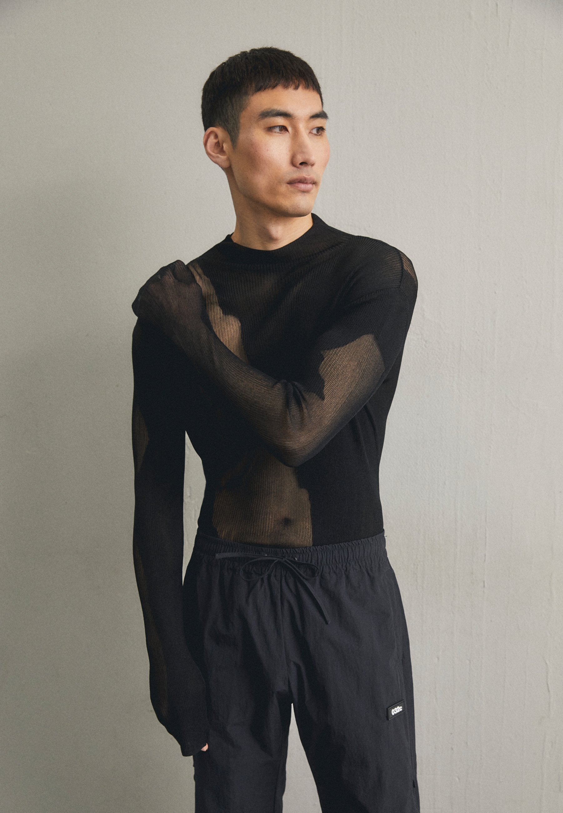 Pull à col roulé transparent 032c - noir