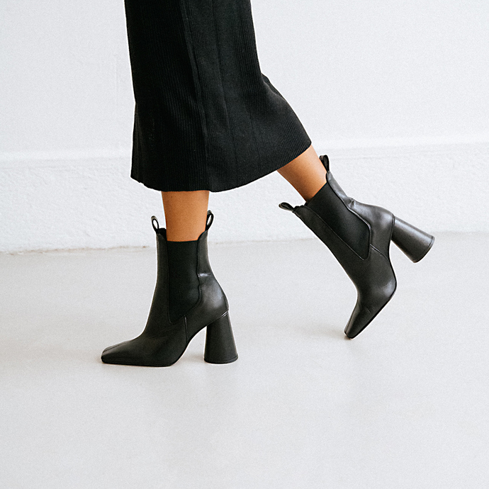 Boots à talons hauts, élastiques et bout...  en cuir noir