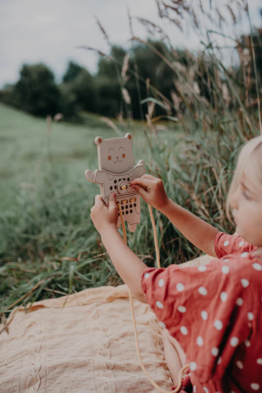 Drevená šnurovacia hračka Milin Mr. Teddy, vzdelávacia hračka
