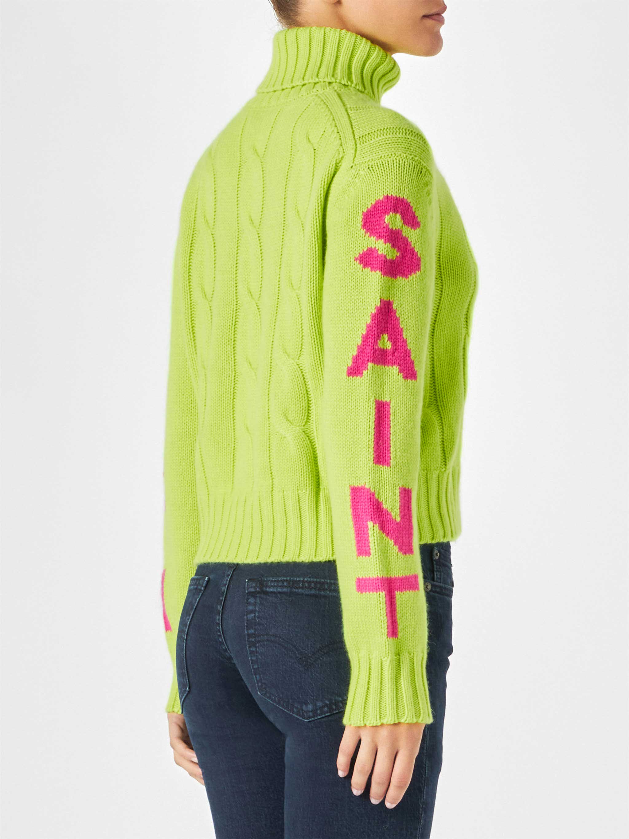 Maglione da donna intrecciato a collo alto giallo fluo