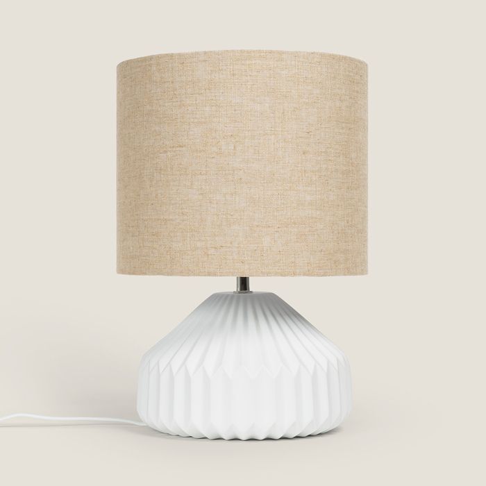 Lampada da tavolo Monduver in porcellana bianca e tessuto.