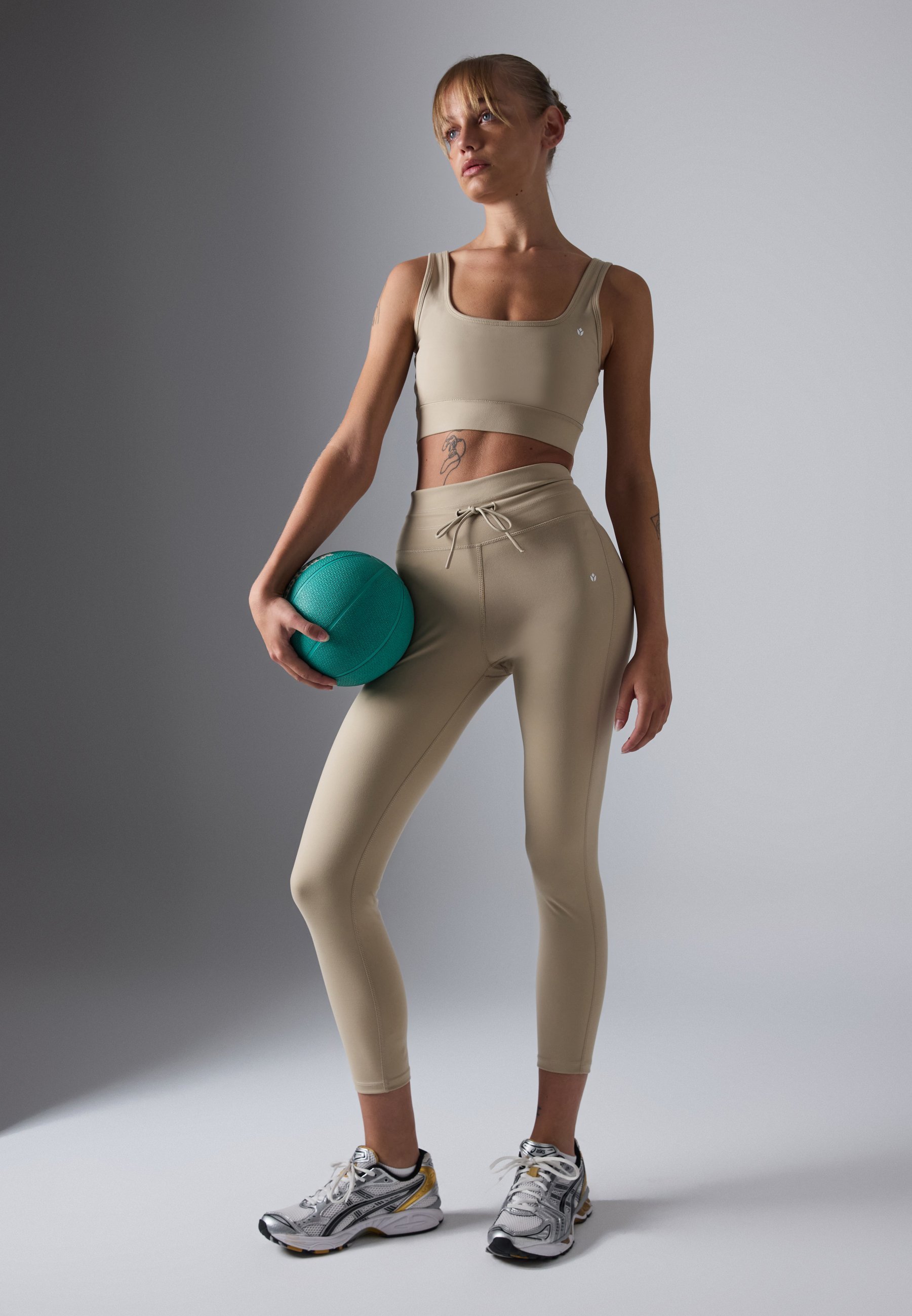 Even&Odd active MEDIUM SUPPORT SQUARE NECK SPORTS BRA - Medium support sports bra - beige
