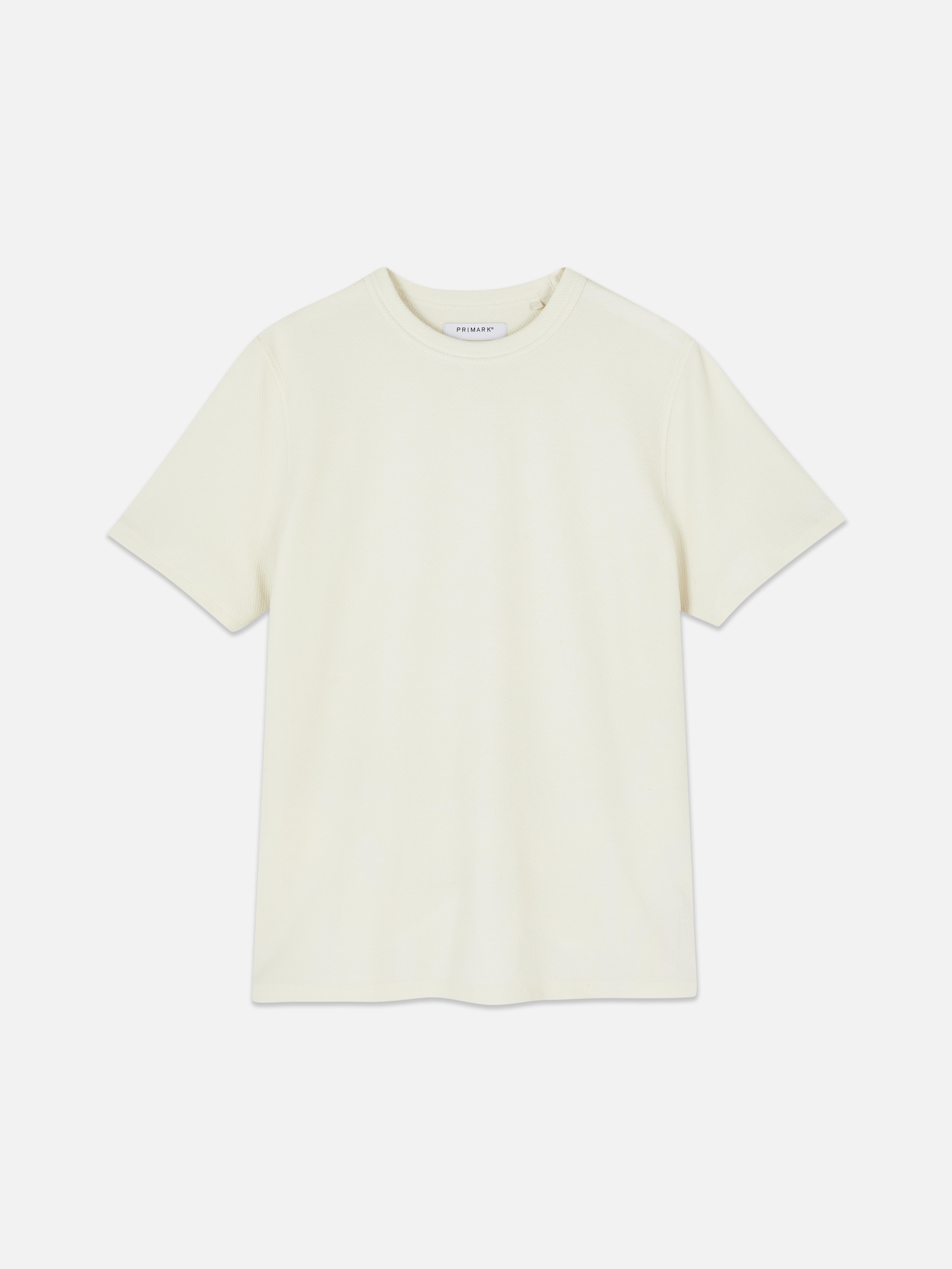 T-Shirt mit Wabenstruktur Ein T-Shirt mit Rundhalsausschnitt, kurzen Ärmeln und Wabenmuster
