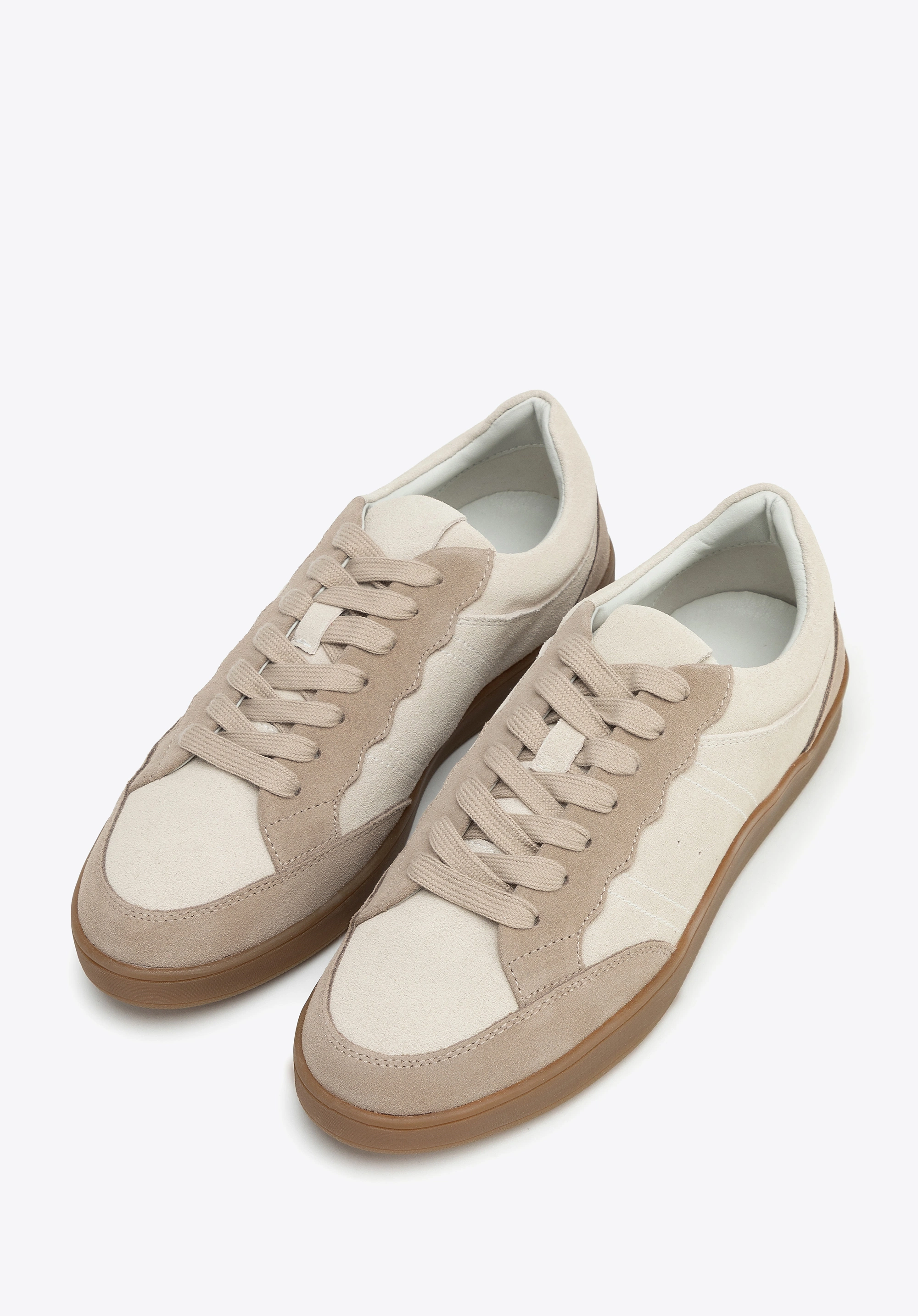 Zamszowe sneakersy z kontrastowymi elementami beżowe