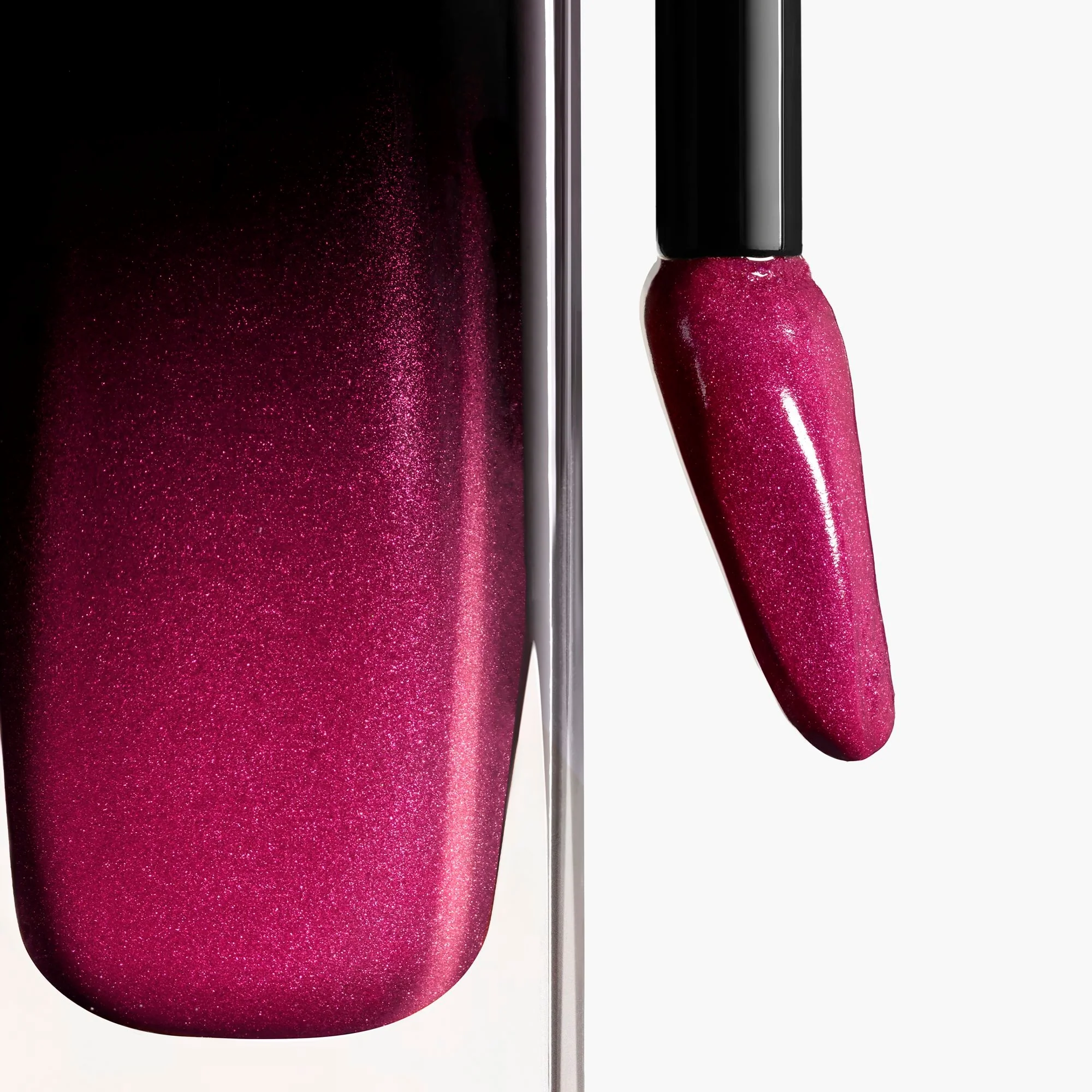 ROUGE ALLURE LAQUE - IL ROSSETTO FLUIDO BRILLANTE TENUTA ESTREMA