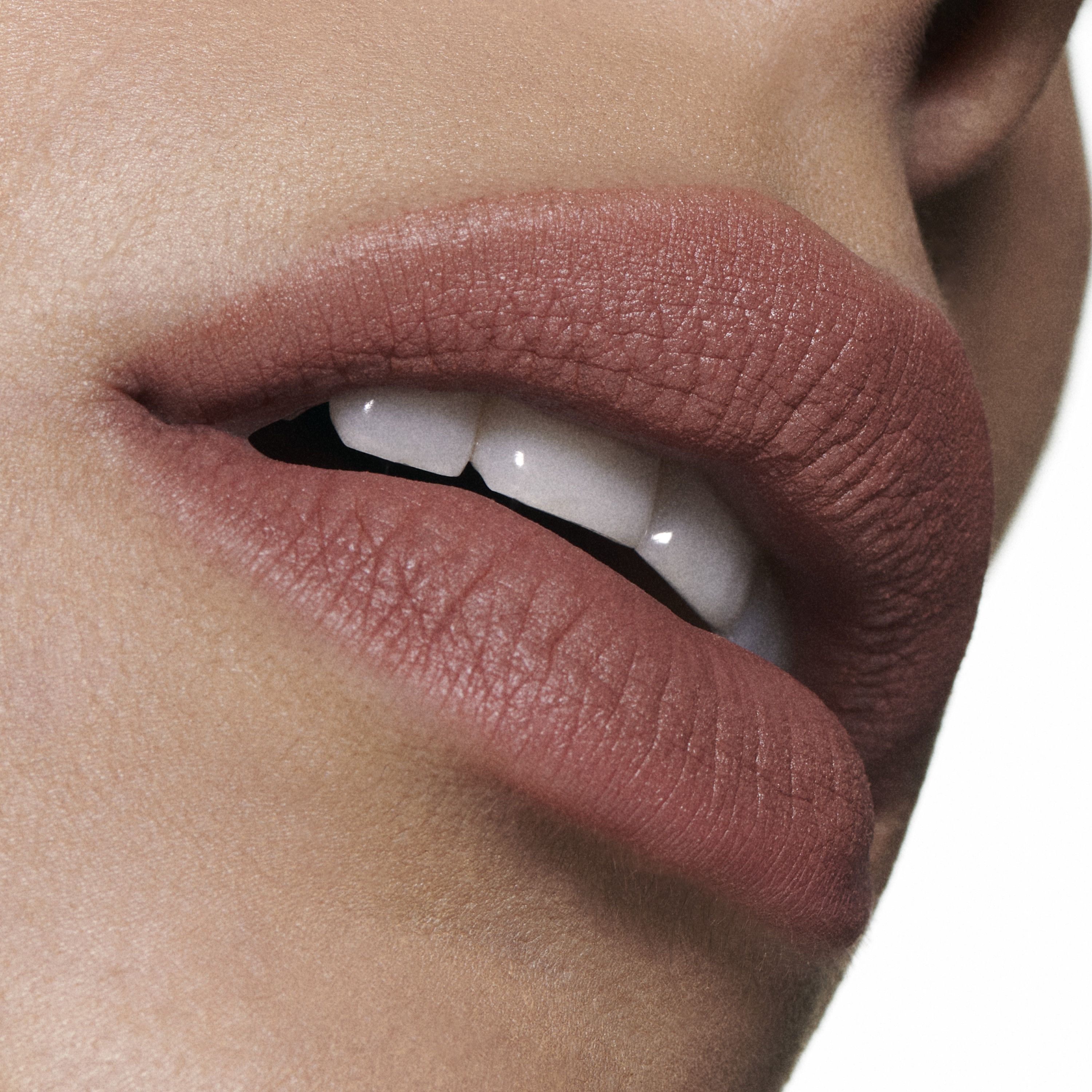 Skysti lūpų dažai „Powder Kiss“ nuogo atspalvio Prabangūs skysti lūpų dažai