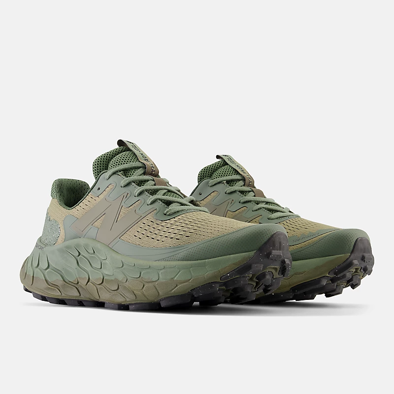 Męskie buty New Balance Fresh Foam More Trail v3 – Covert Green av głęboką oliwkową zielenią i czernią