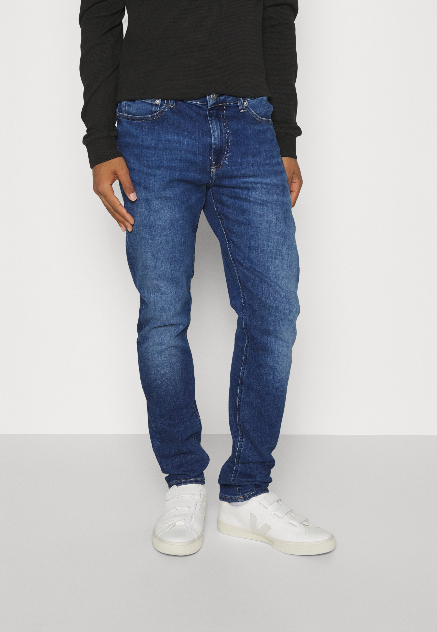 Calvin Klein Jeans SLIM TAPER – Schmal geschnittene Jeans – dunkler Denim