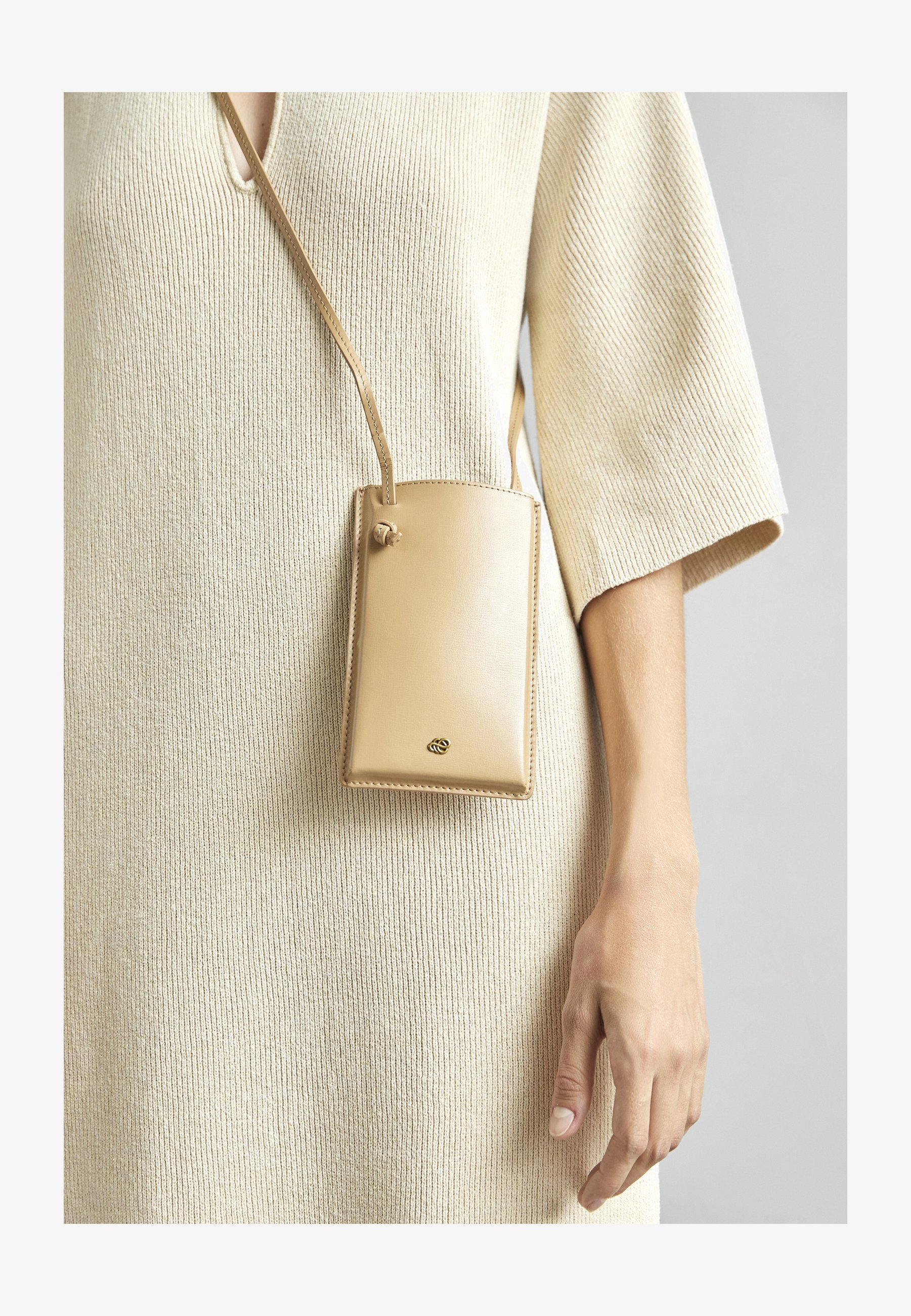 By Malene Birger AYA PHONE - Pouzdro na telefon - písková