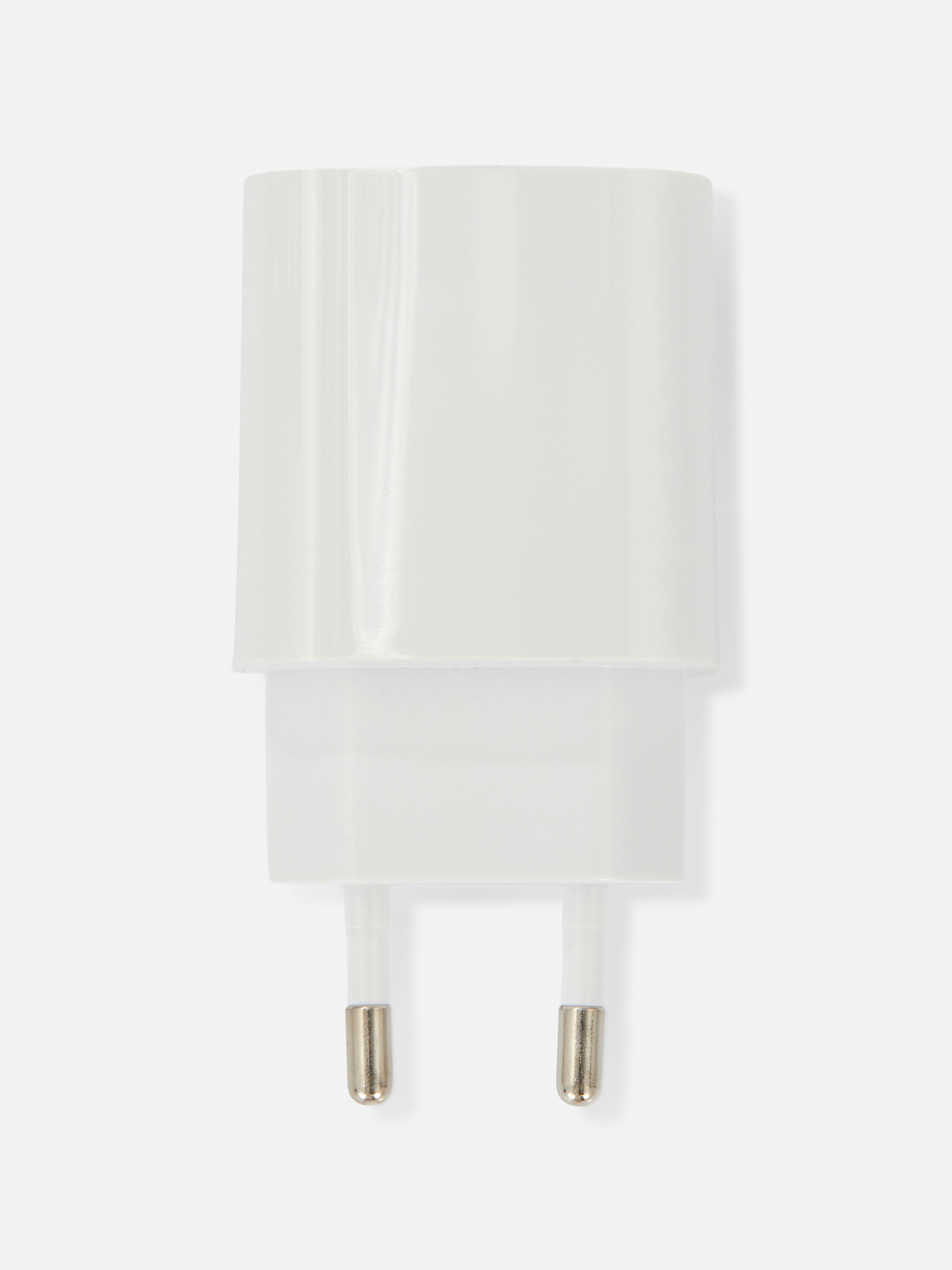 Mufă USB dublă cu doi pini, 10 W. O mufă cu doi pini cu porturi USB și USB-C pentru utilizare în UE.
