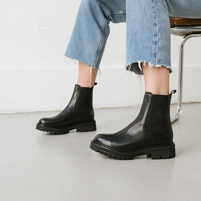Boots à semelles crantées et élastiques  en cuir noir