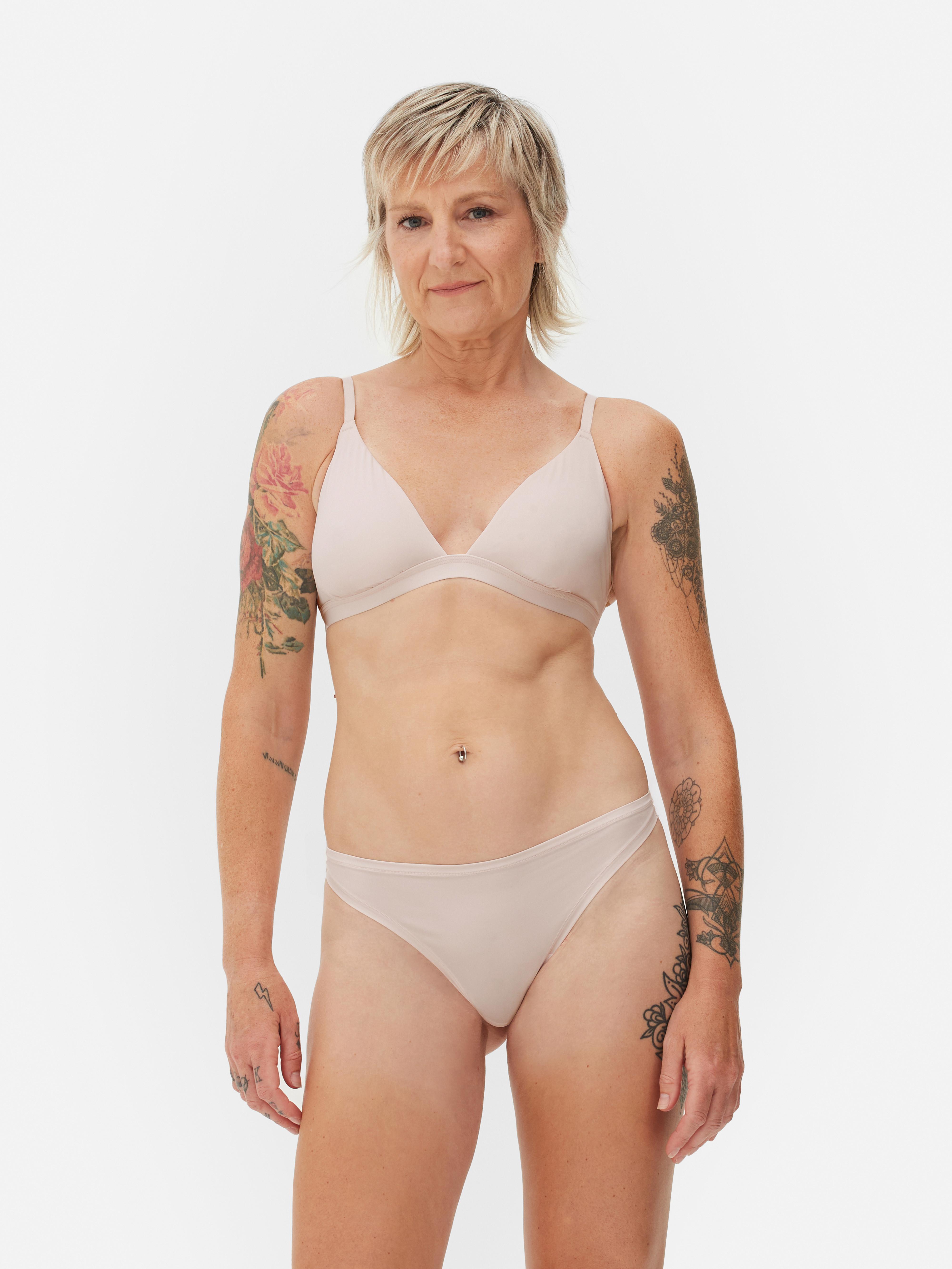 Set sutien triunghiular și tanga din microfibră. Acest set de lenjerie intimă, format din sutien triunghiular și tanga din microfibră, este o bază perfectă pentru confort.