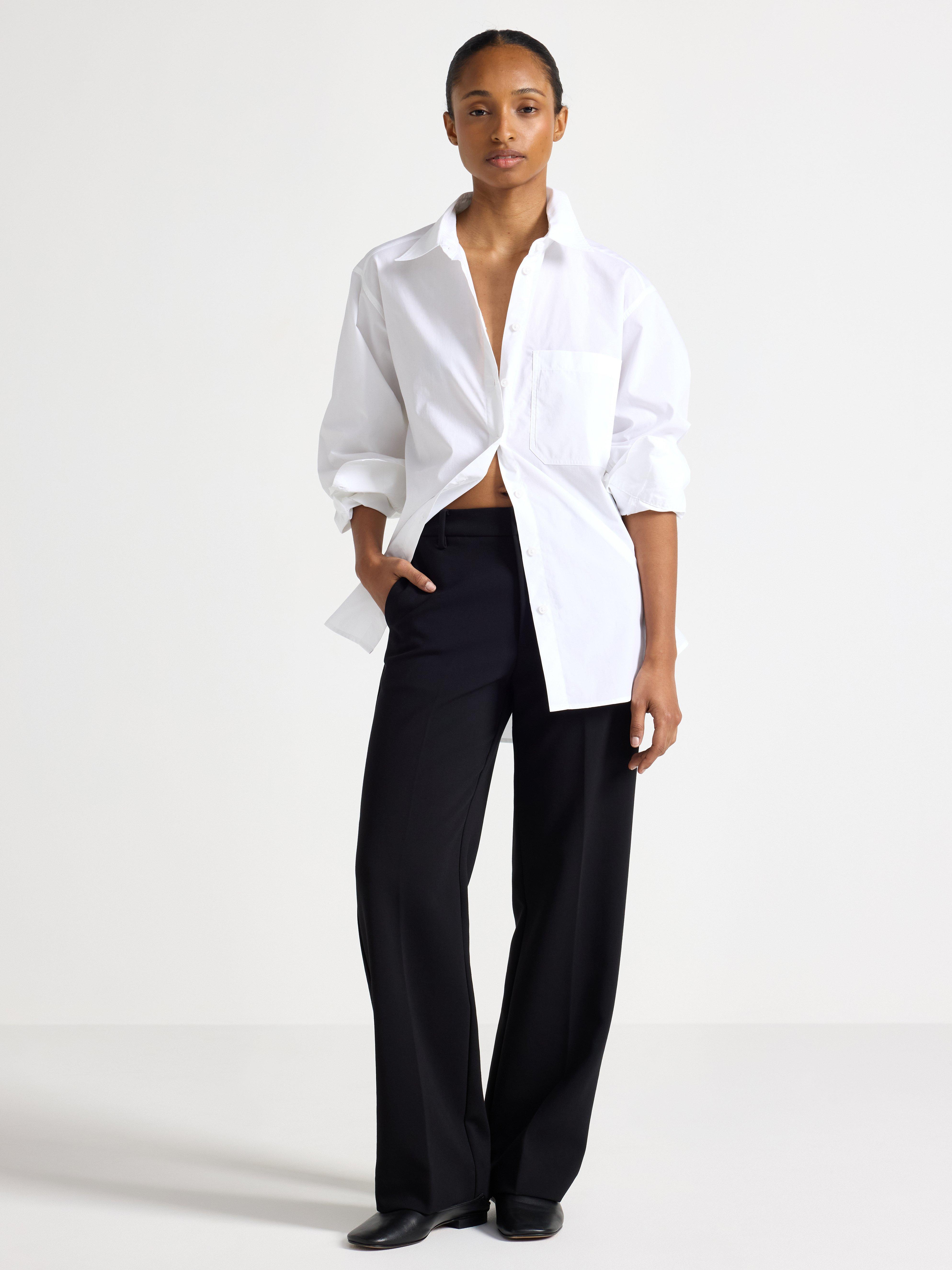 Pantalones rectos NOOR con perneras más cortas, color negro.