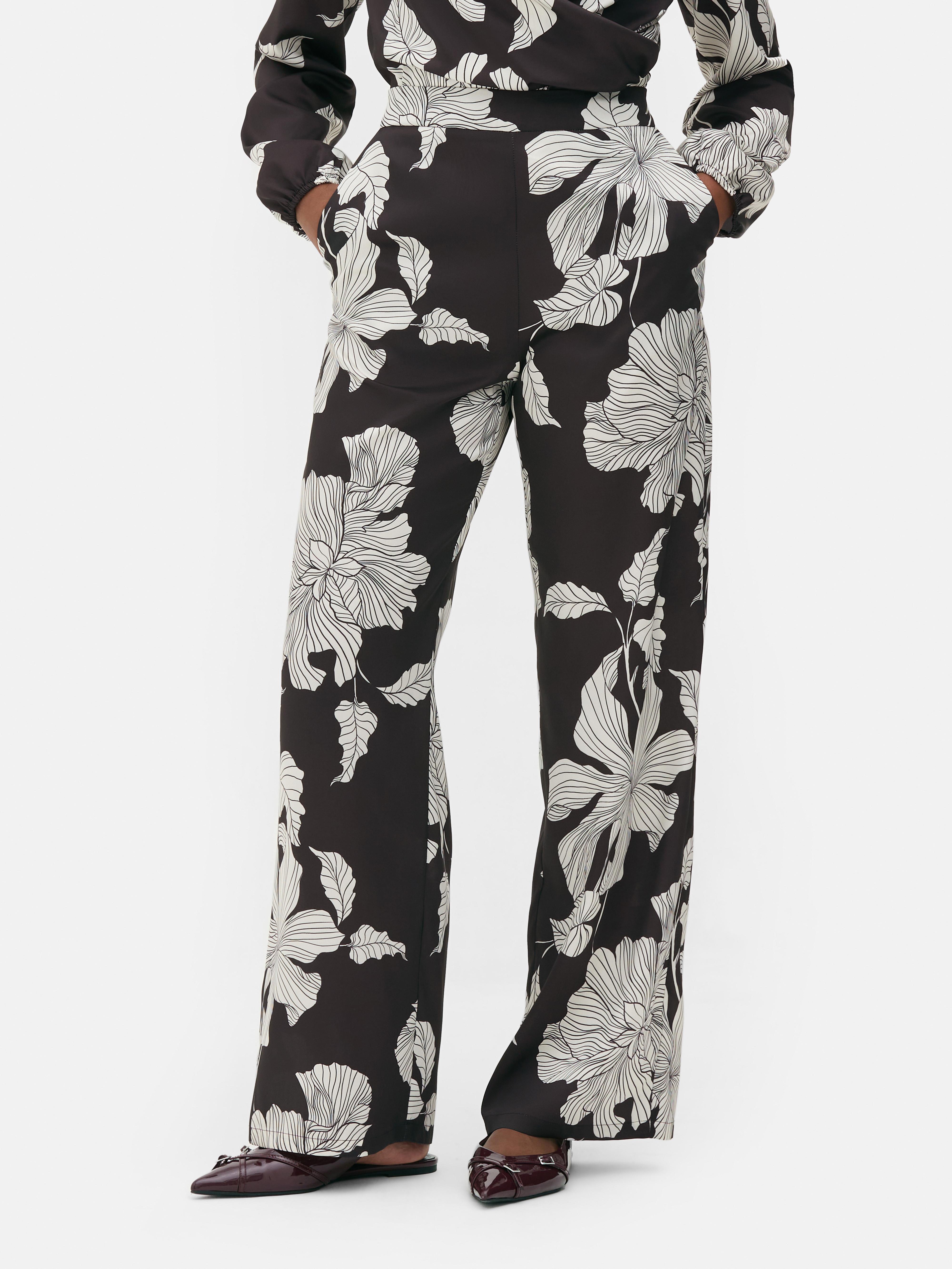 Passende Satinhose mit Blumenmuster. Gerade geschnittene Satinhose mit durchgehendem Blumenmuster.