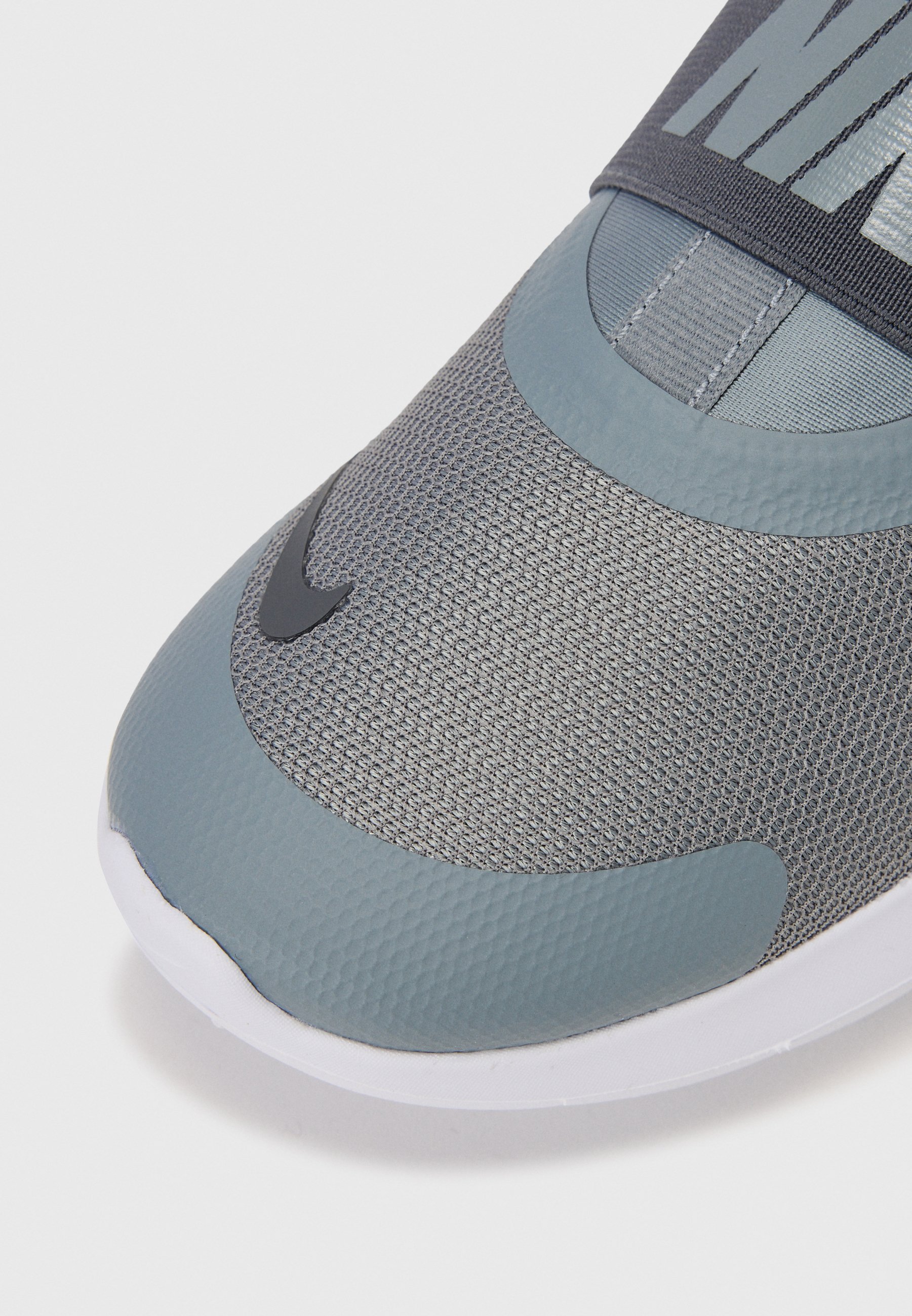 Nike Performance FLEX RUNNER 4 UNISEX – Straßenlaufschuhe – Cool Grey/Dark Grey/White