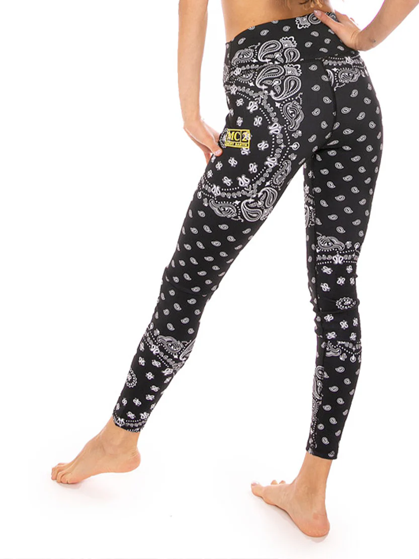 Leggings de yoga con estampado integral de pañuelo negro.