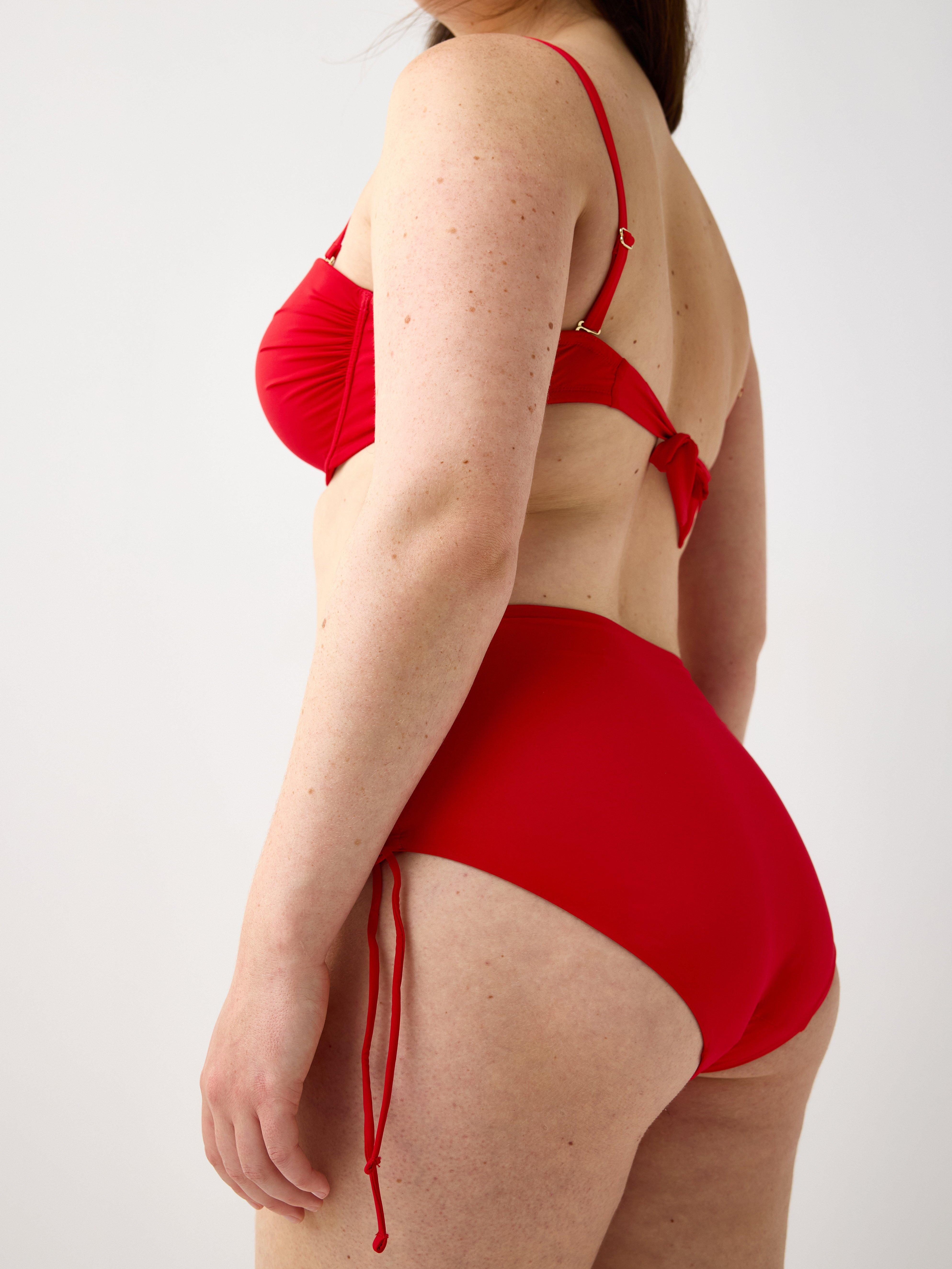 Top de bikini balconette acolchado con aros, color rojo.