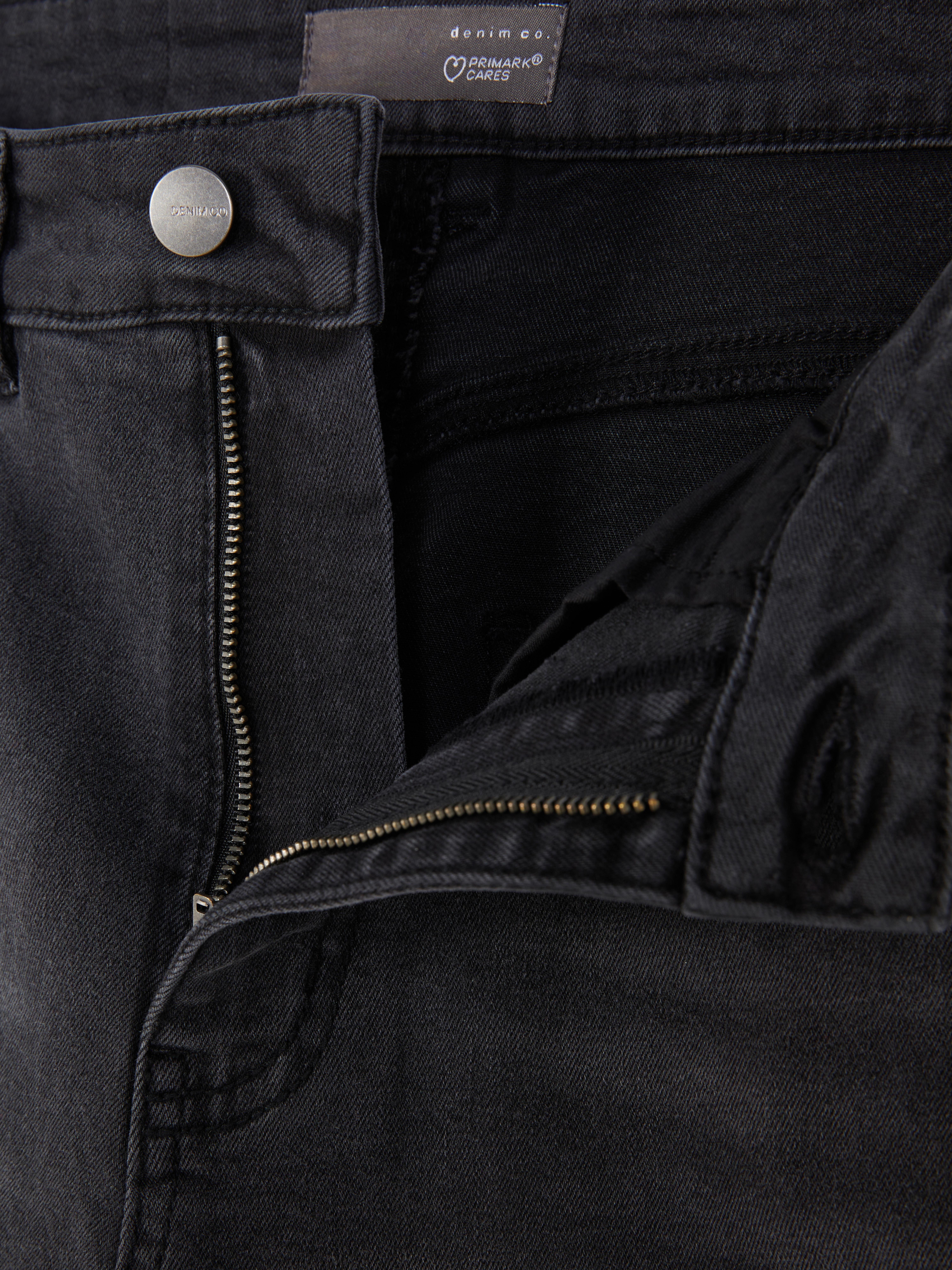 Jeans skinny modellanti. Jeans skinny con passanti per cintura, chiusura con bottone e dettagli sulle tasche.
