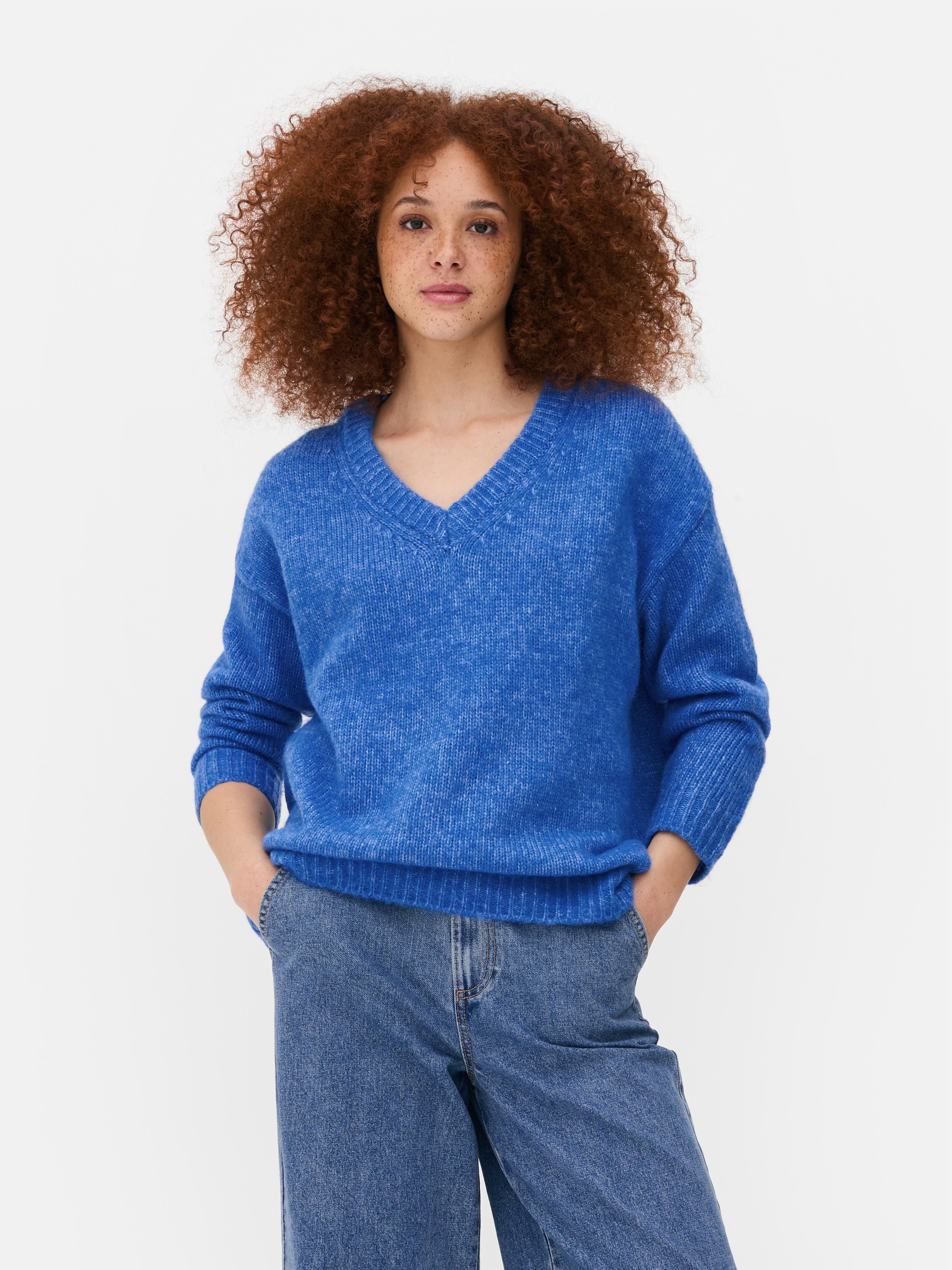 Locker geschnittener Pullover mit V-Ausschnitt, überschnittenen Schultern, gerippten Bündchen und angerauter Oberfläche