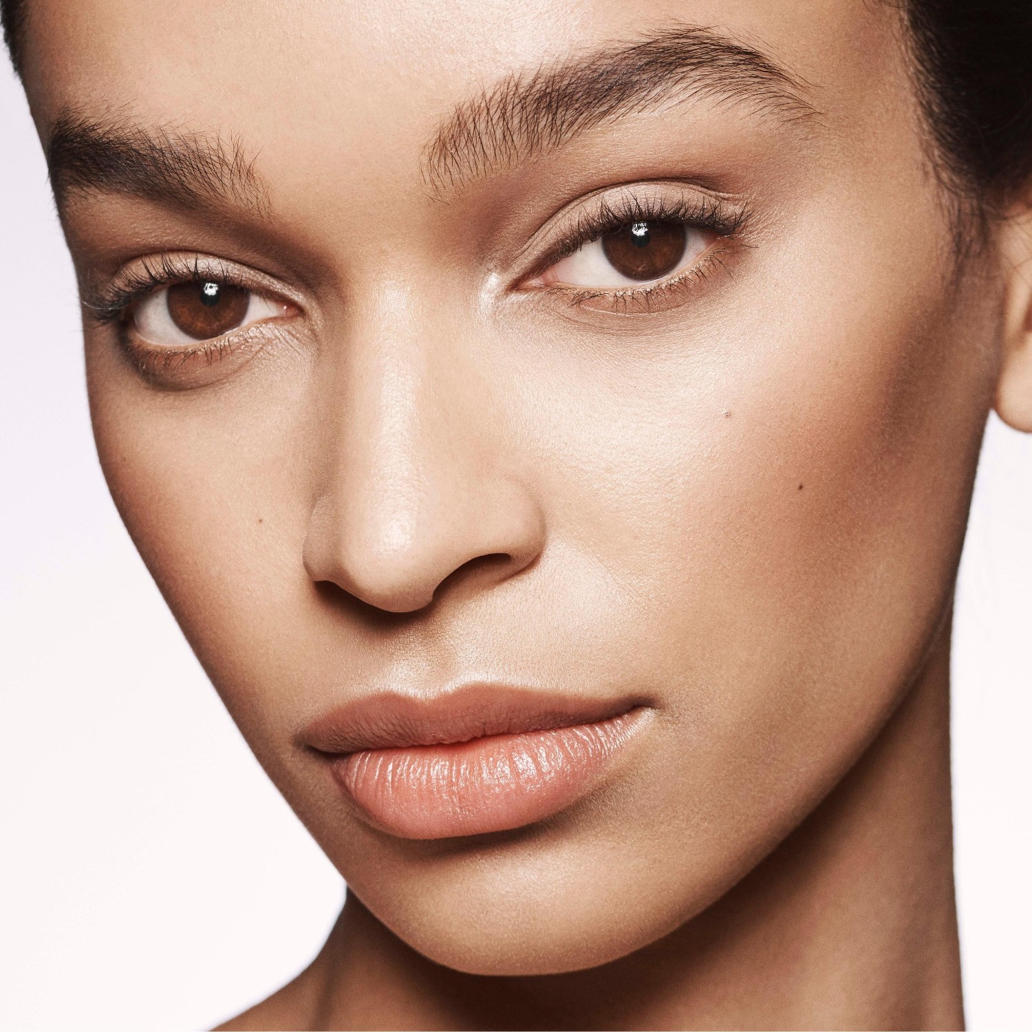 „Aveda“ drėkinamasis serumas „Invati Ultra Advanced™“ antakių tankinimo serumas – 5 ml