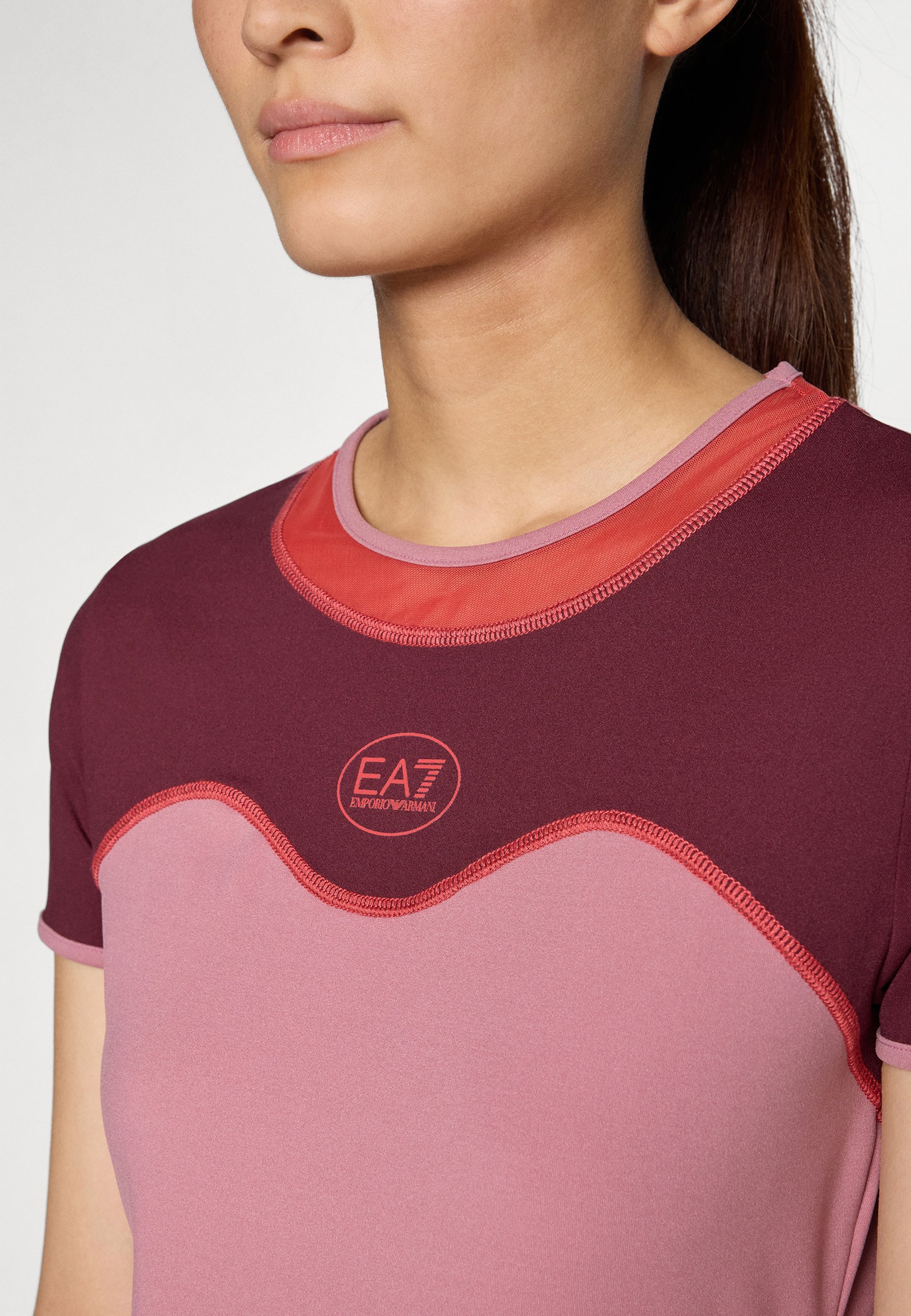 EA7 Emporio Armani TENNIS PRO FREESTYLE TEE - Sport-T-Shirt - Dunkelorchidee/Bordeaux