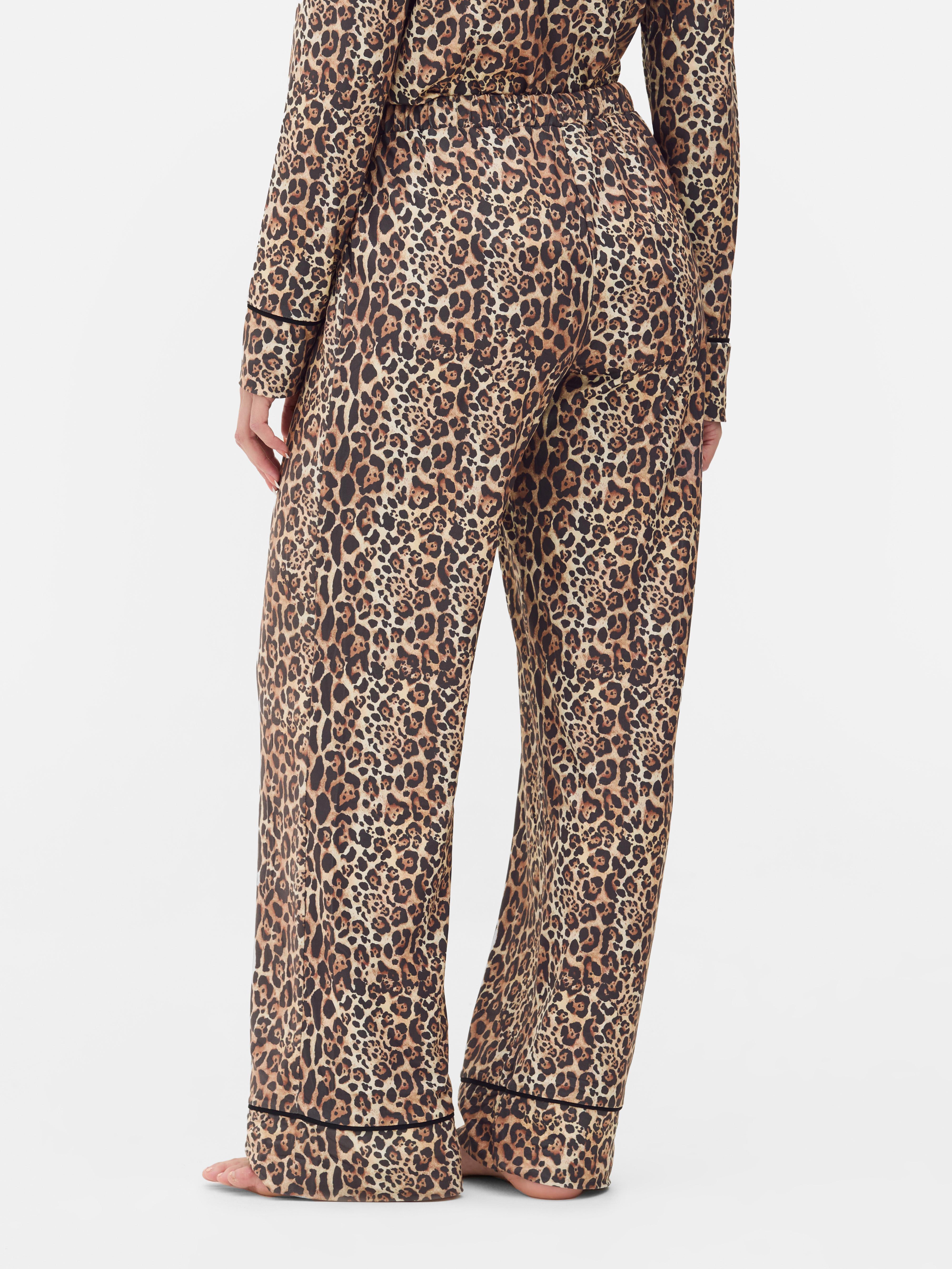 Pyjamahose mit Leopardenmuster. Weit geschnittene Pyjamahose mit Leopardenmotiv.