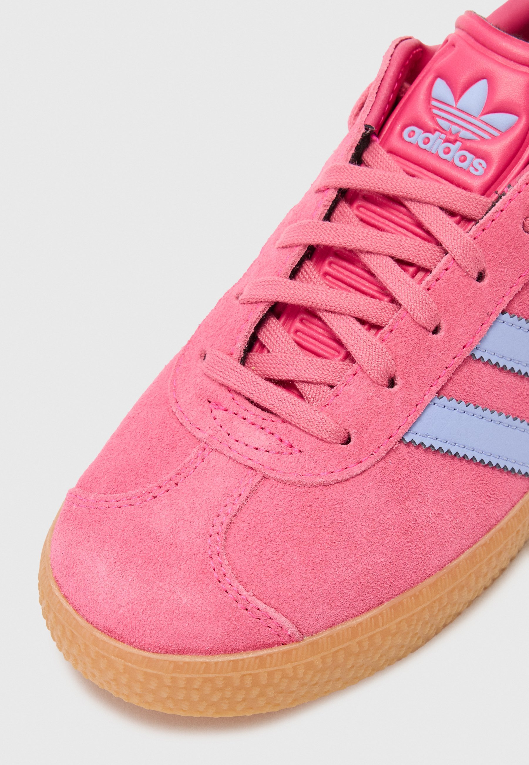 adidas Originals GAZELLE UNISEX - Sneakers - shock pink/blue spark/halo blue