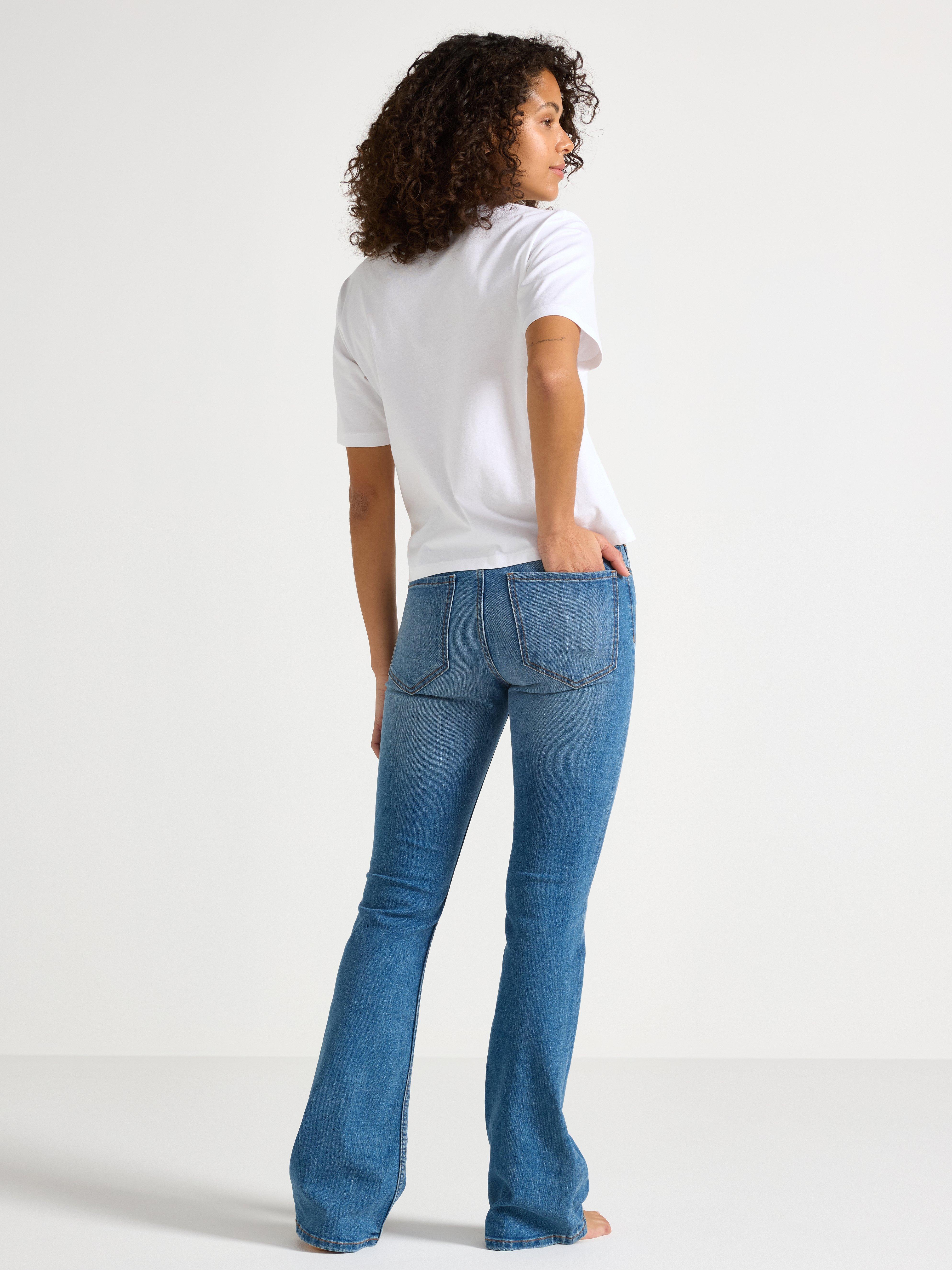 Pantalones vaqueros elásticos FLARE Karen de talle medio, color azul vaquero.