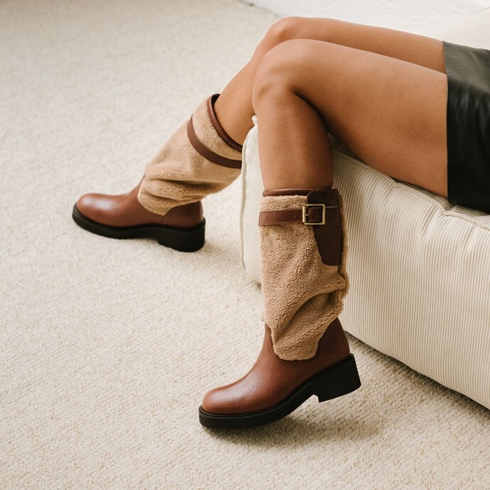 Bottes à talons et boucles latérales  en cuir et fourrure cognac