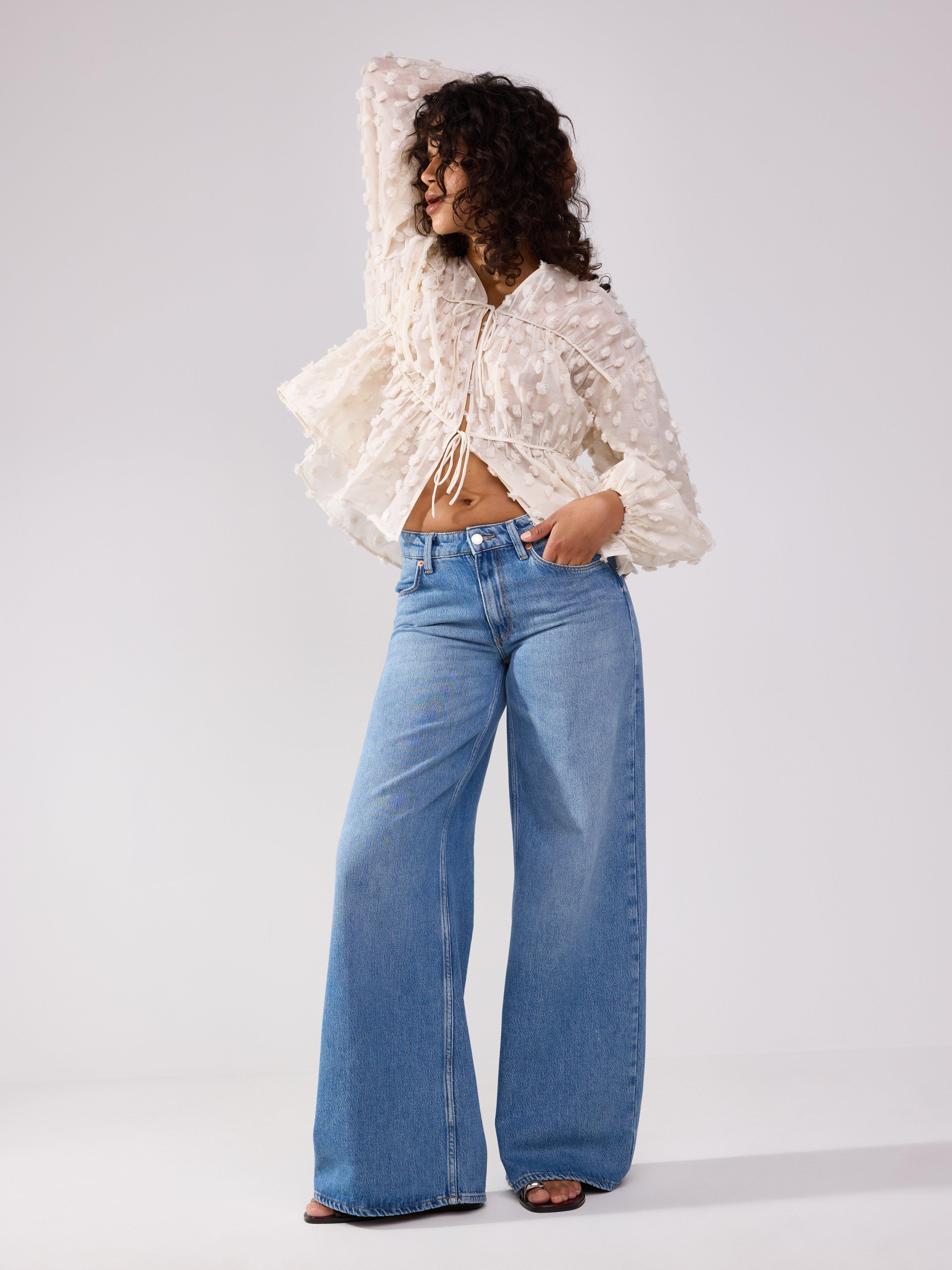 Blusa con lunares esponjosos, color beige claro.