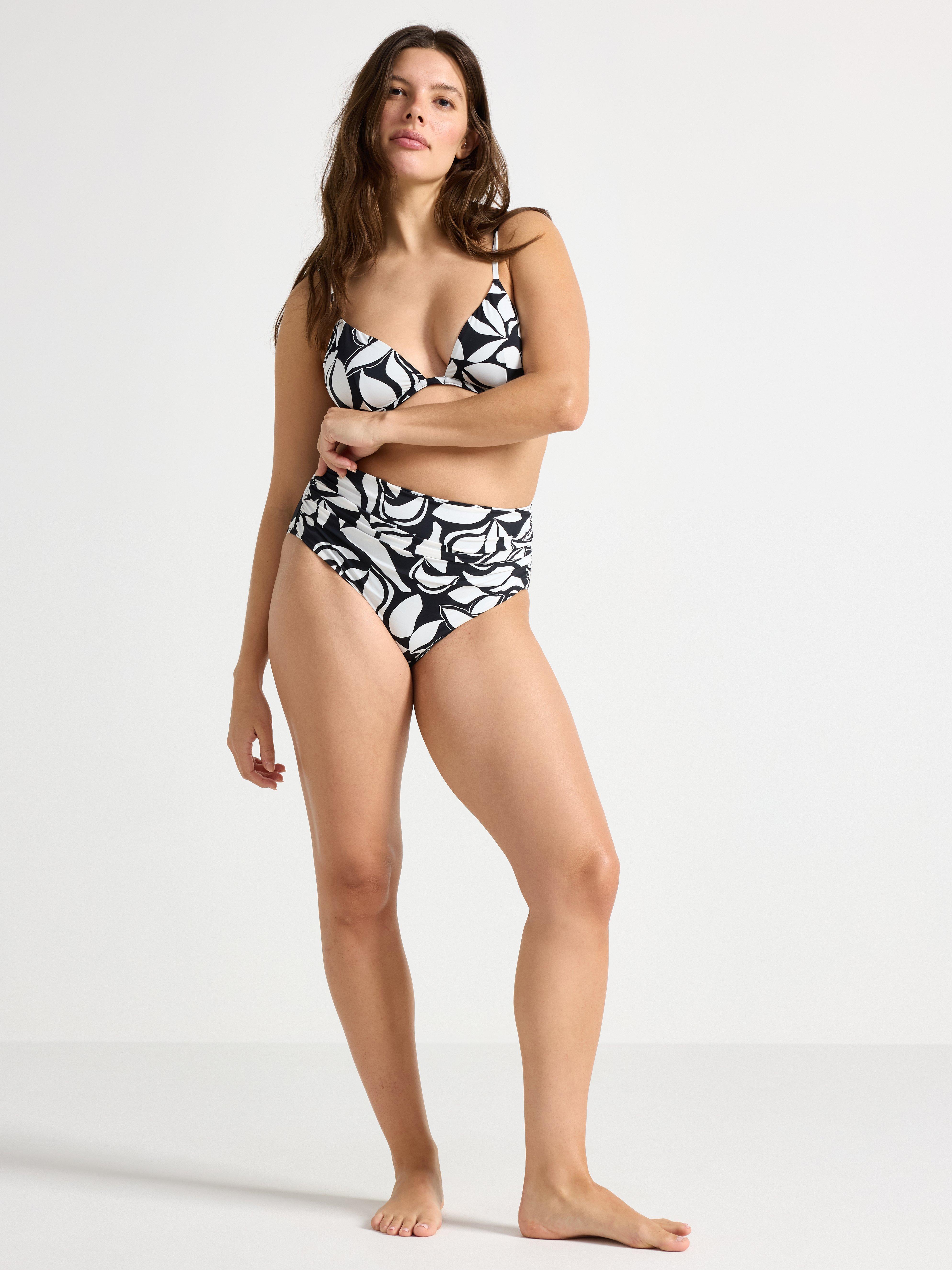 Top de bikini con aros, color blanco claro.