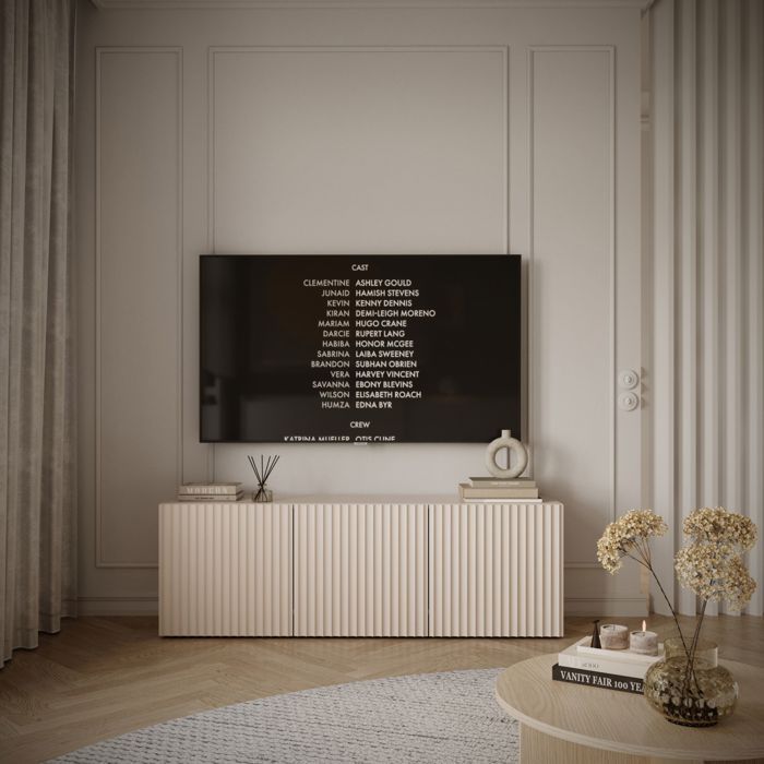 Meuble TV bas 3 portes avec façades à lamelles rainurées – SUNDS – 150 cm – beige cachemire