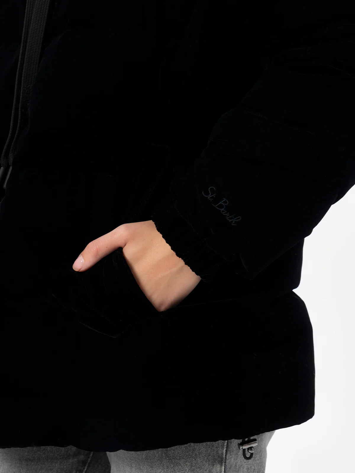 Chaqueta acolchada con capucha de terciopelo negro para mujer