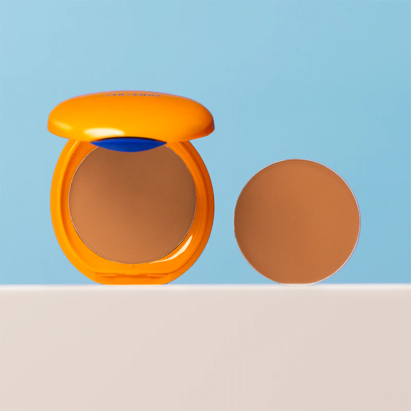 Base compacta autobronzeadora Shiseido Expert Sun Protector FPS 10, à prova d'água e recarregável.