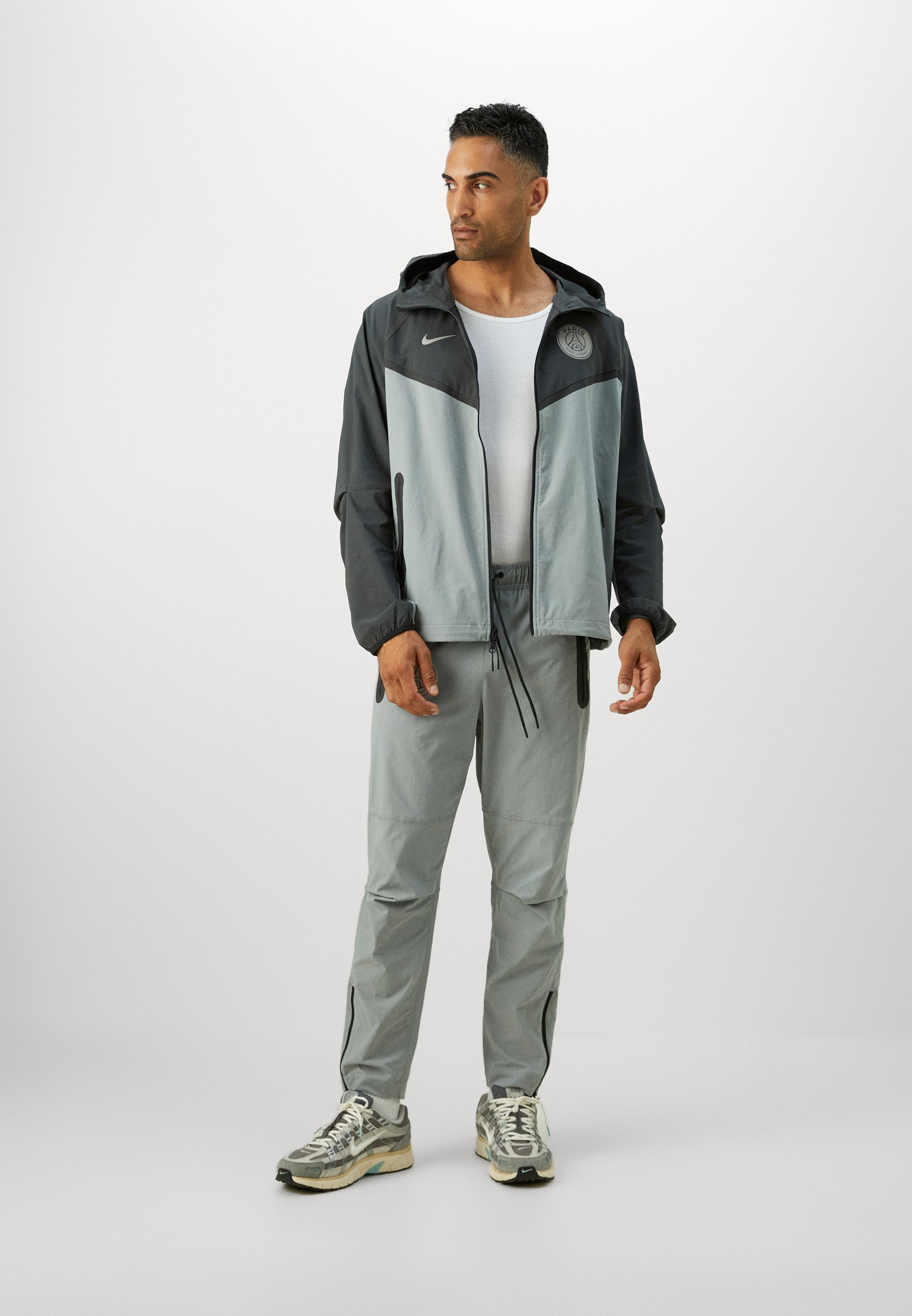 Nike Performance PARIS SAINT-GERMAIN FC TECH PANT - Odzież klubowa - cząsteczkowy szary/srebrny