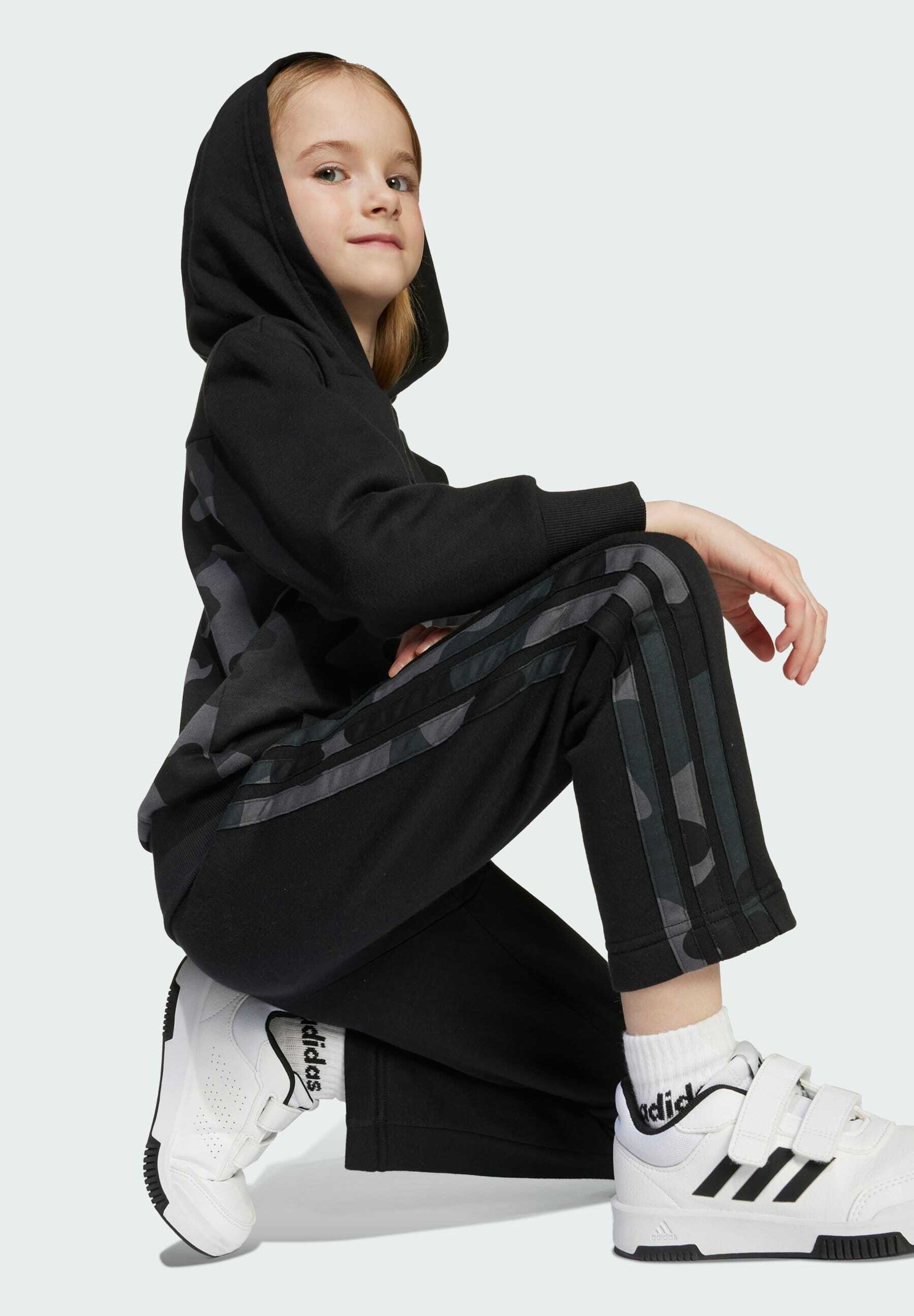 adidas Sportswear SEASONAL ESSENTIALS CAMO JOGGER SET - Dres - czarno-biały