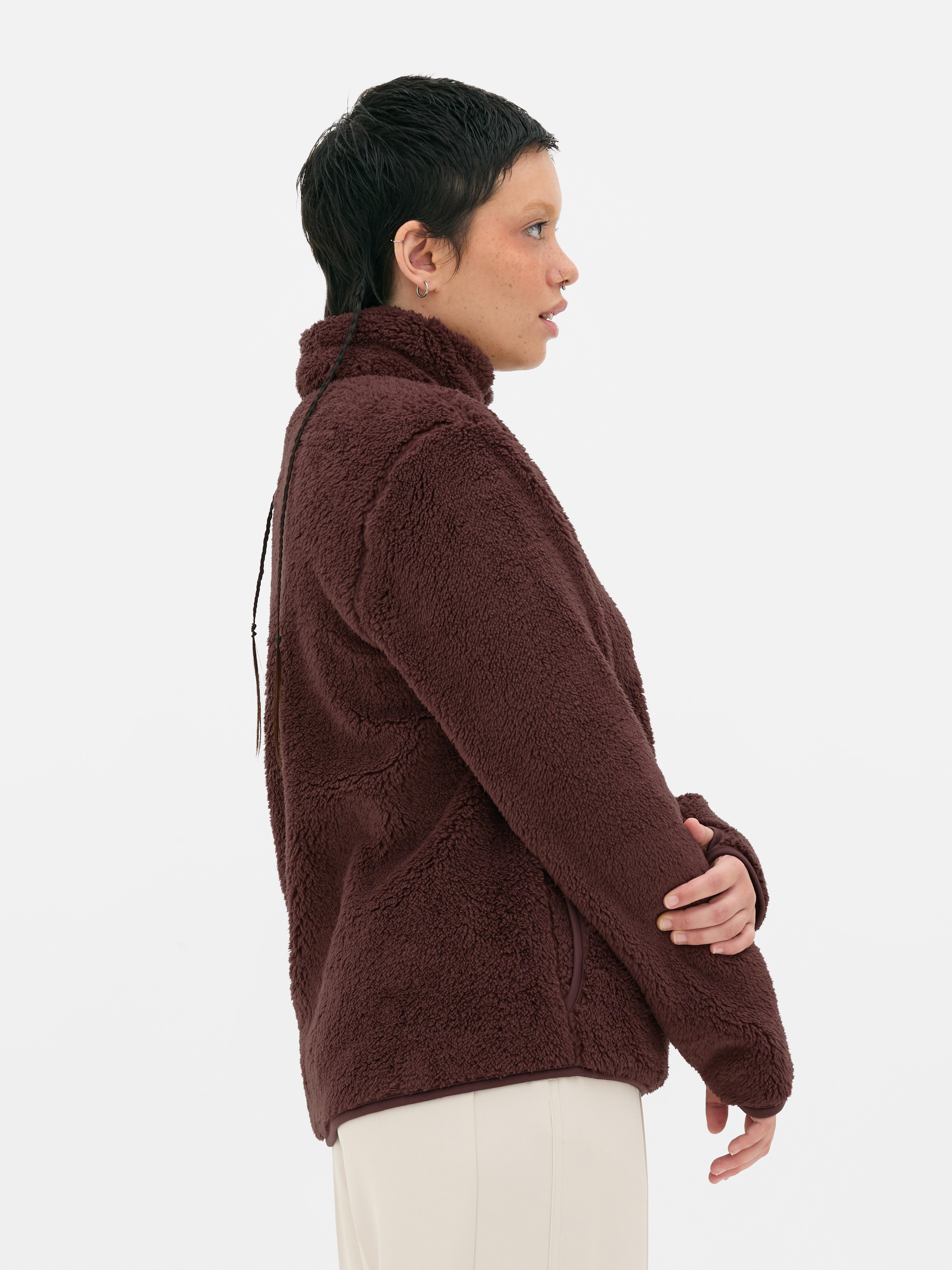 Jachetă din fleece moale cu fermoar. O jachetă moale din fleece cu mâneci lungi, guler ridicat și fermoar pe toată lungimea.