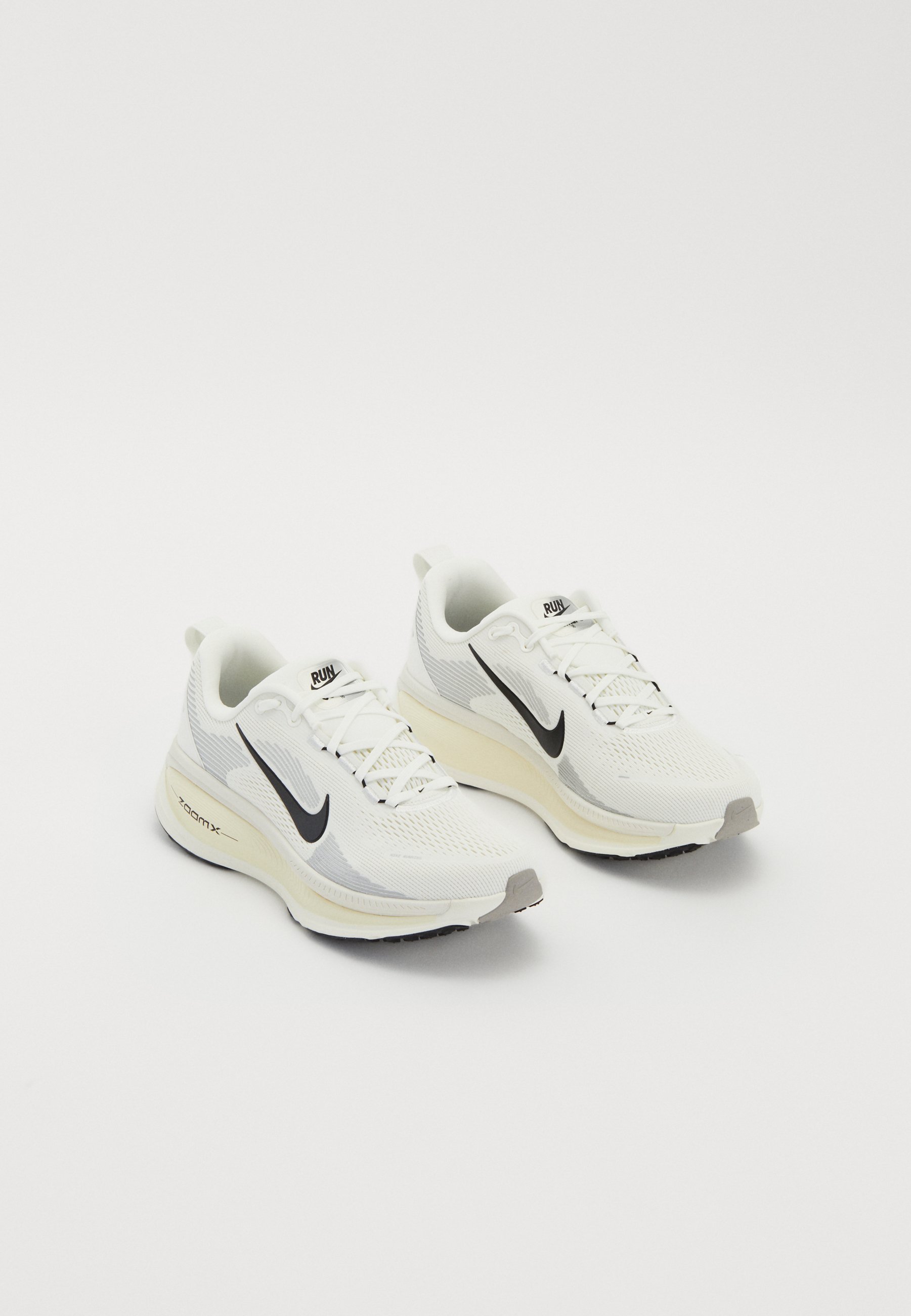 Nike Performance VOMERO 18 - Maantiejuoksukengät - summit white/musta/kookosmaito