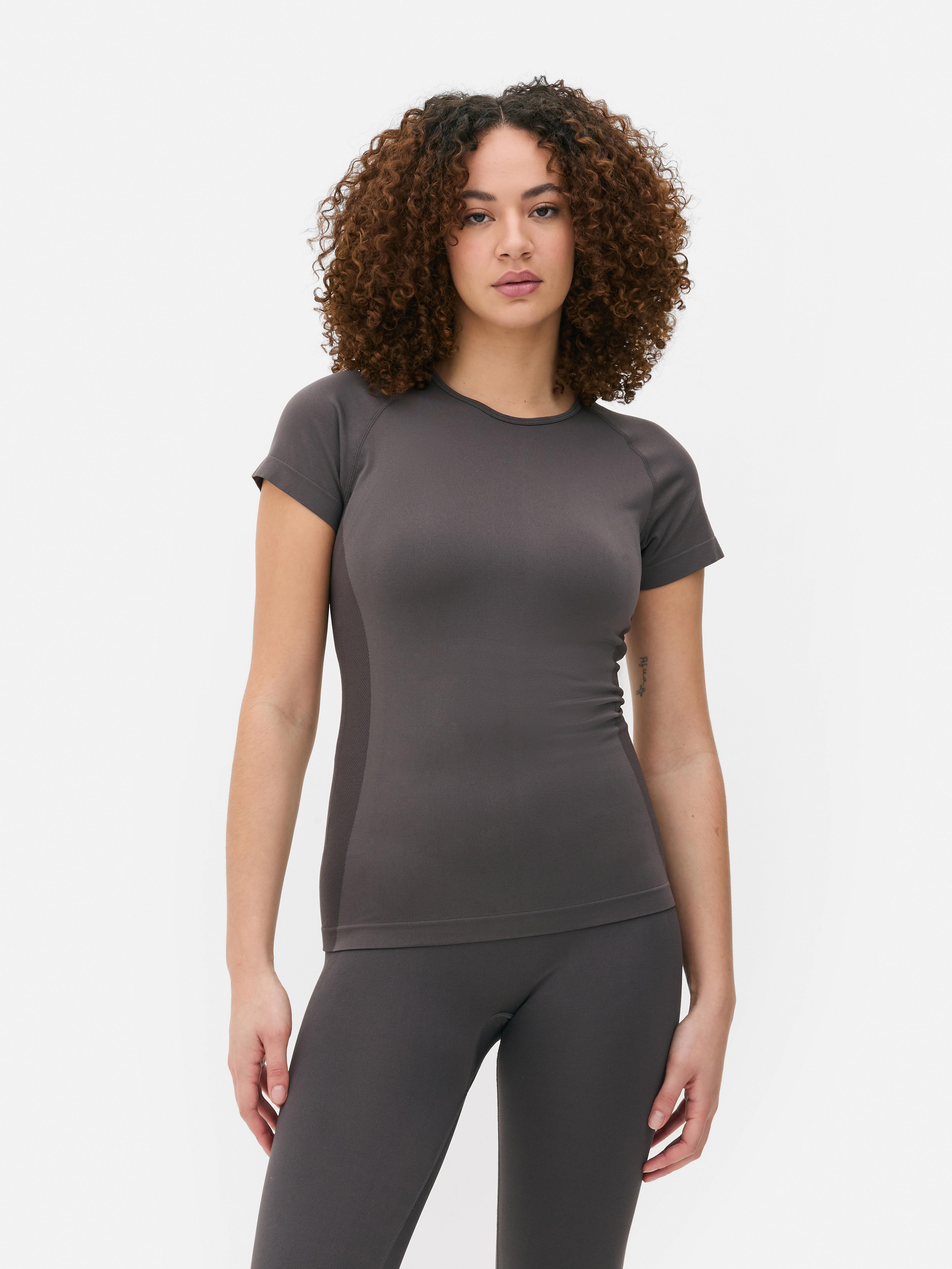 Top sport cu mânecă scurtă, fără cusături. Un top sport cu decolteu rotund, mâneci scurte și material elastic.