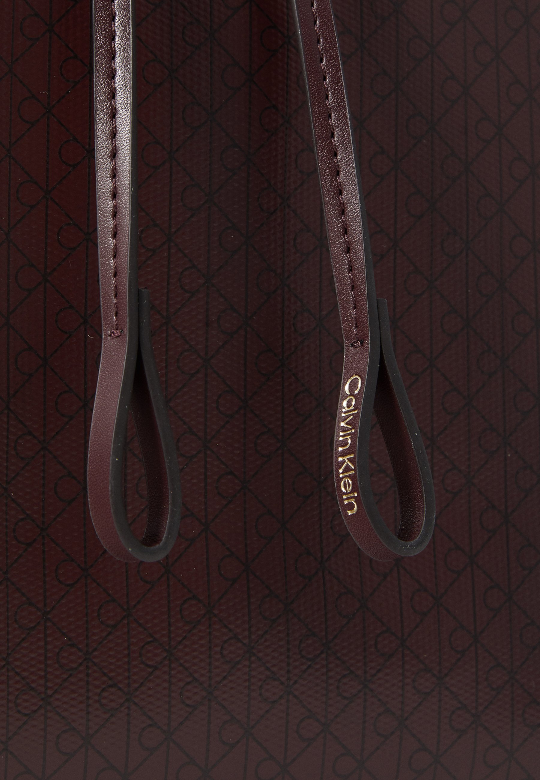 Sac à dos Calvin Klein à rabat et emblème - couleur fudge